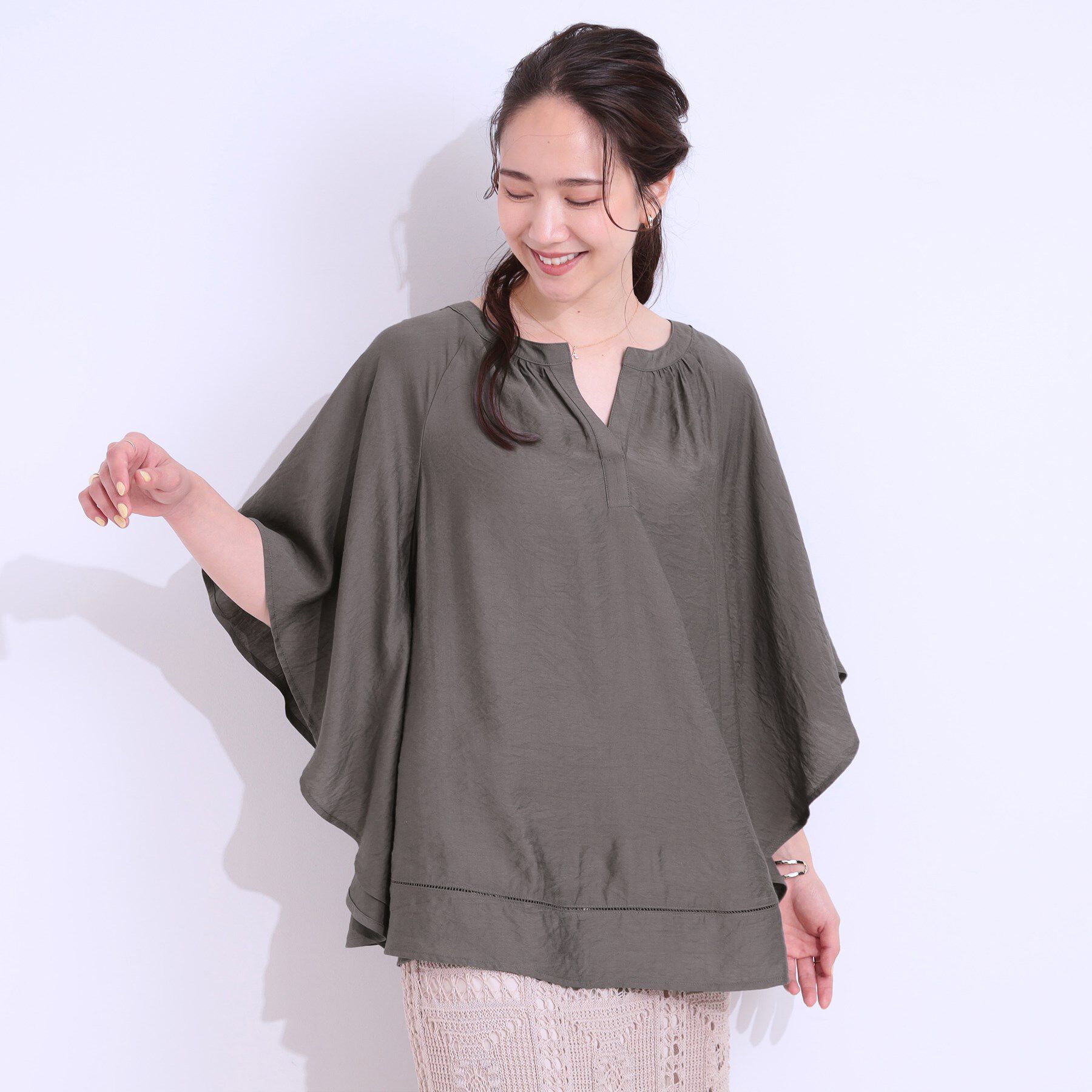 SHOO･LA･RUE「【洗える/ひんやり】涼しく体型カバー お袖フレア ドレープブラウス」|シャツ・ブラウス|