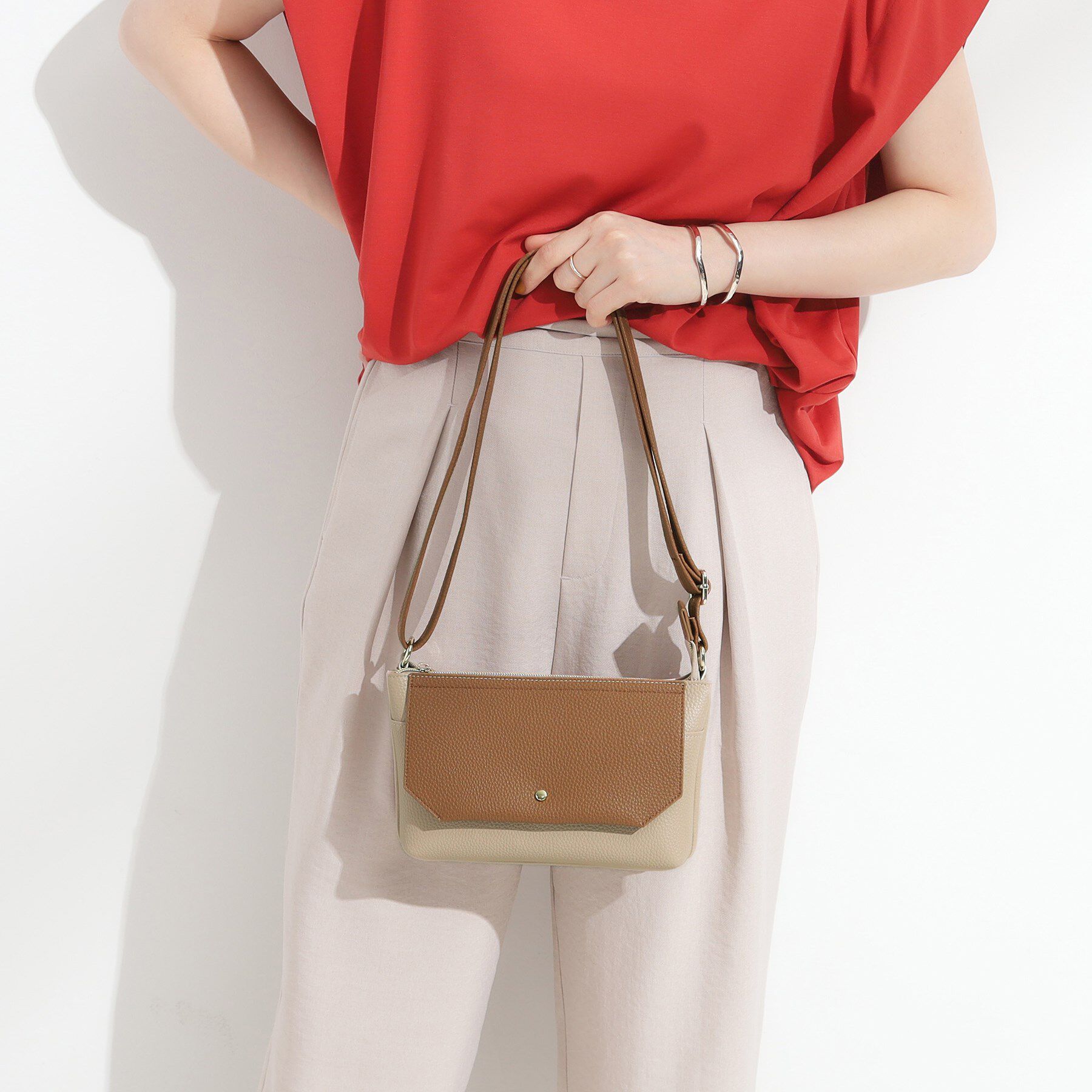 SHOO･LA･RUE「【軽量】ふわっと軽いフラップショルダーバッグ」|ショルダー・メッセンジャー|ベージュ(552)