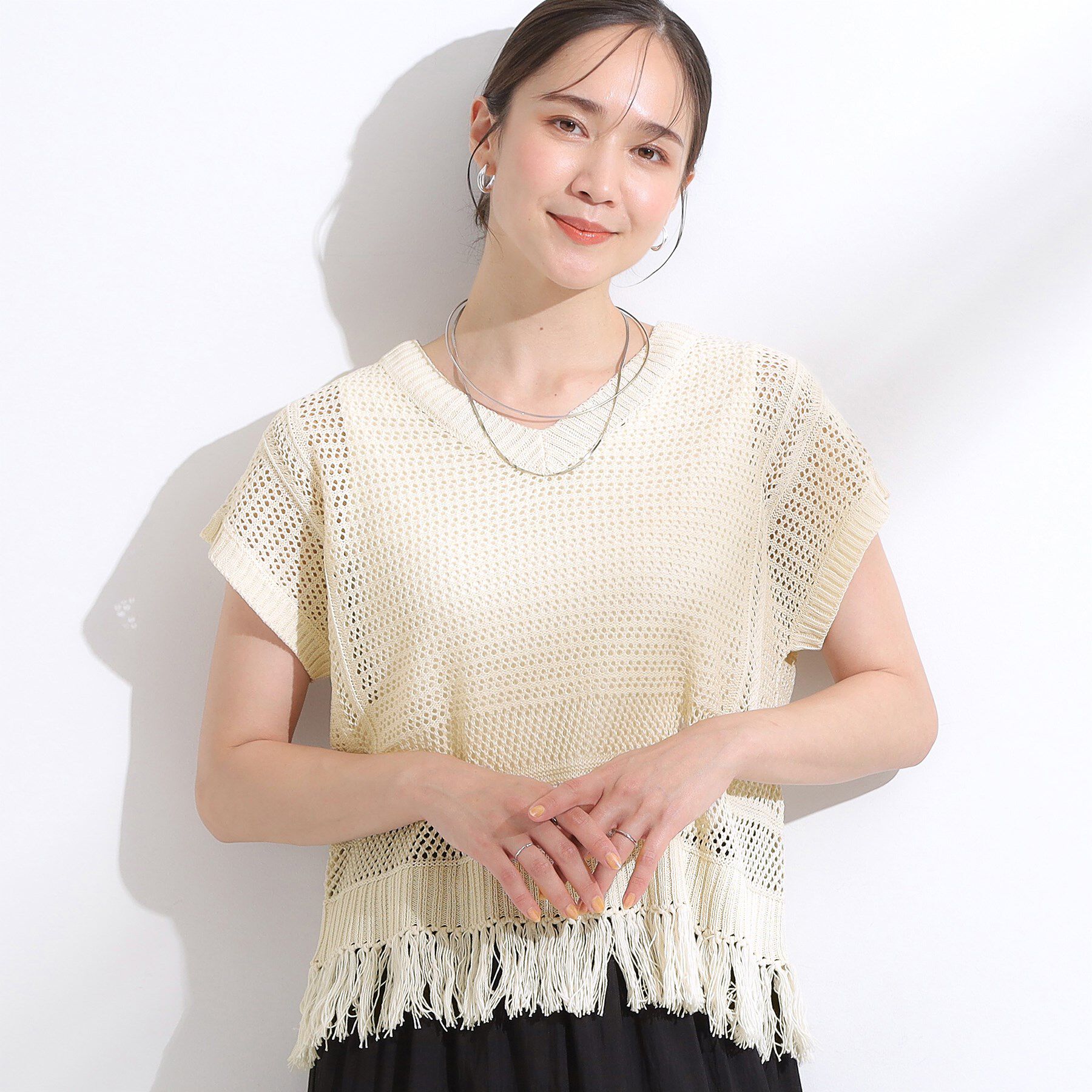 SHOO･LA･RUE「【S-LL】裾フリンジマクラメVネックニット」|ニット・セーター|アイボリー(004)