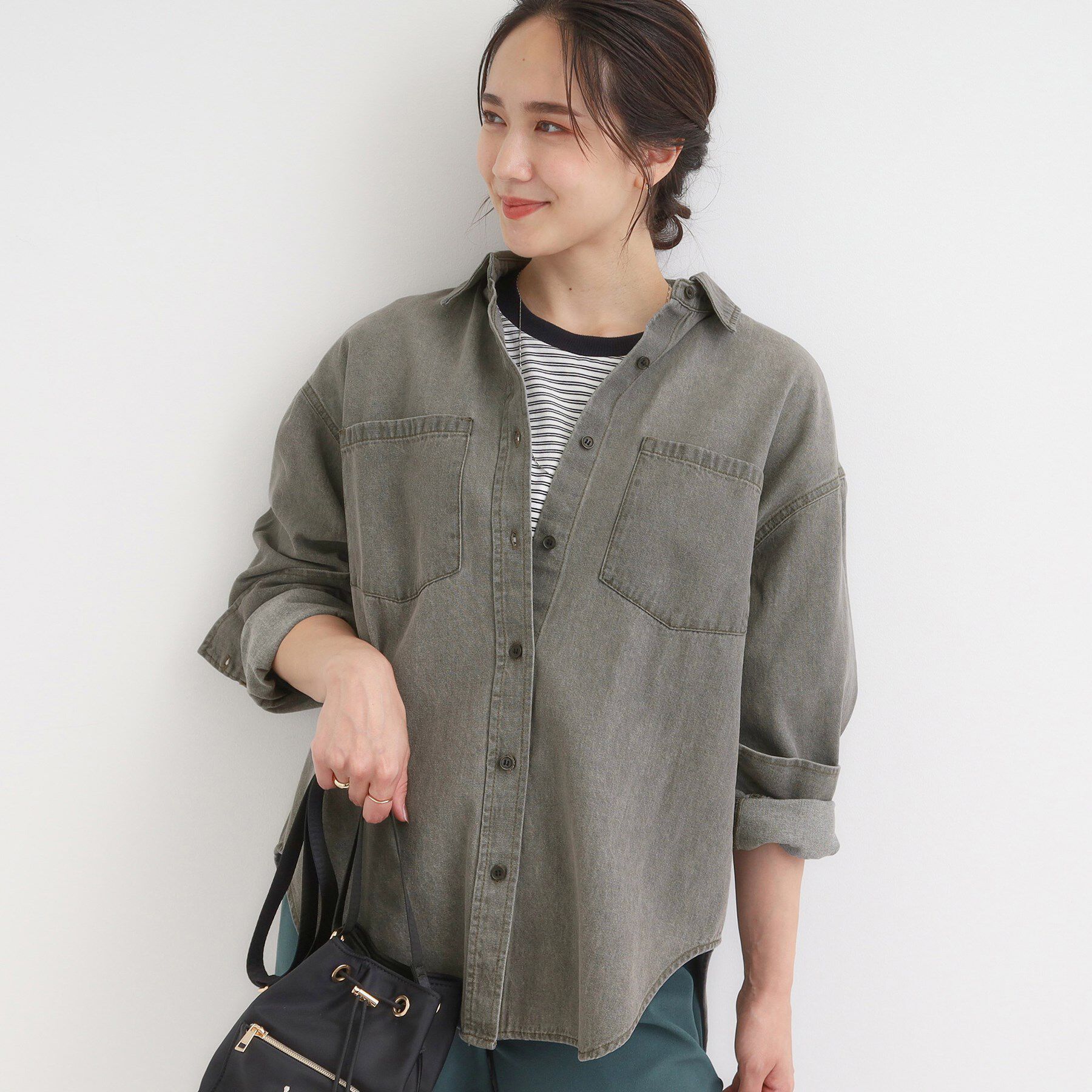 SHOO･LA･RUE「【S-LL】大人のカジュアルコーデに こなれデニムシャツ」|シャツ・ブラウス|チャコールグレー(0