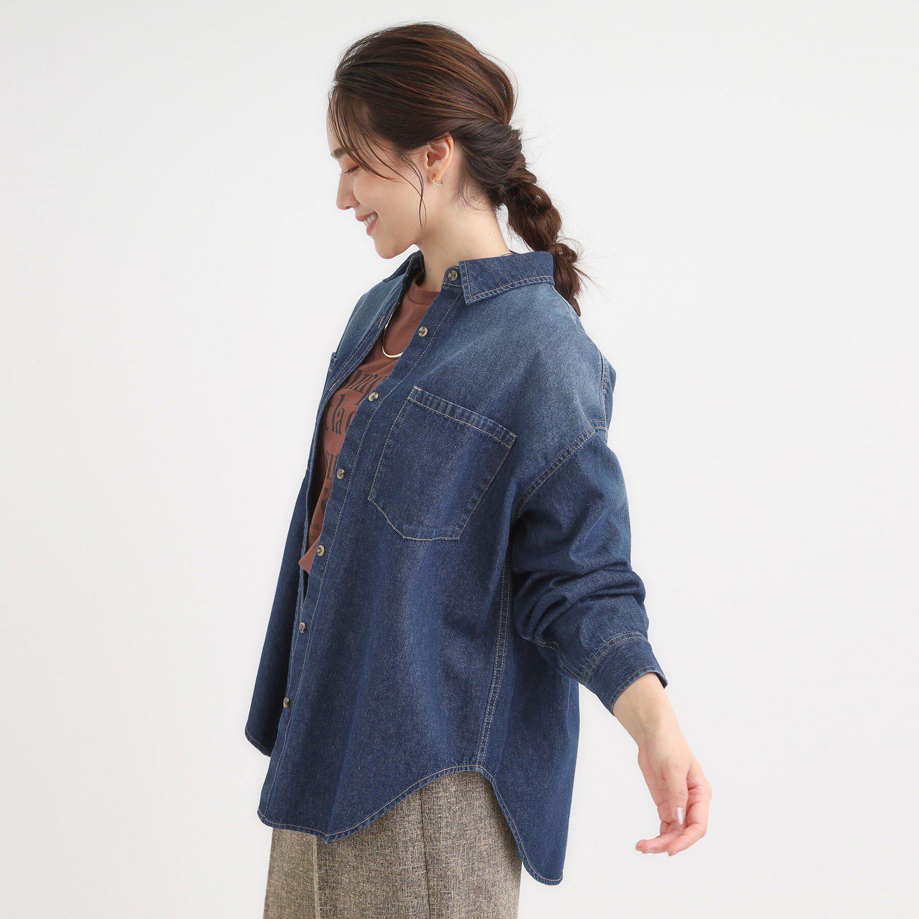 SHOO･LA･RUE「【S-LL】大人のカジュアルコーデに こなれデニムシャツ」|シャツ・ブラウス|