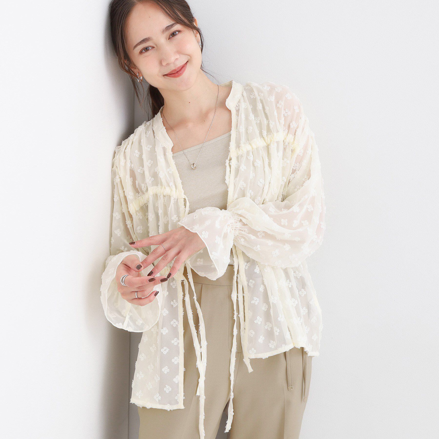 SHOO･LA･RUE「華やかにさをプラスする シアードビー シャーリングブラウス」|シャツ・ブラウス|オフホワイト(003