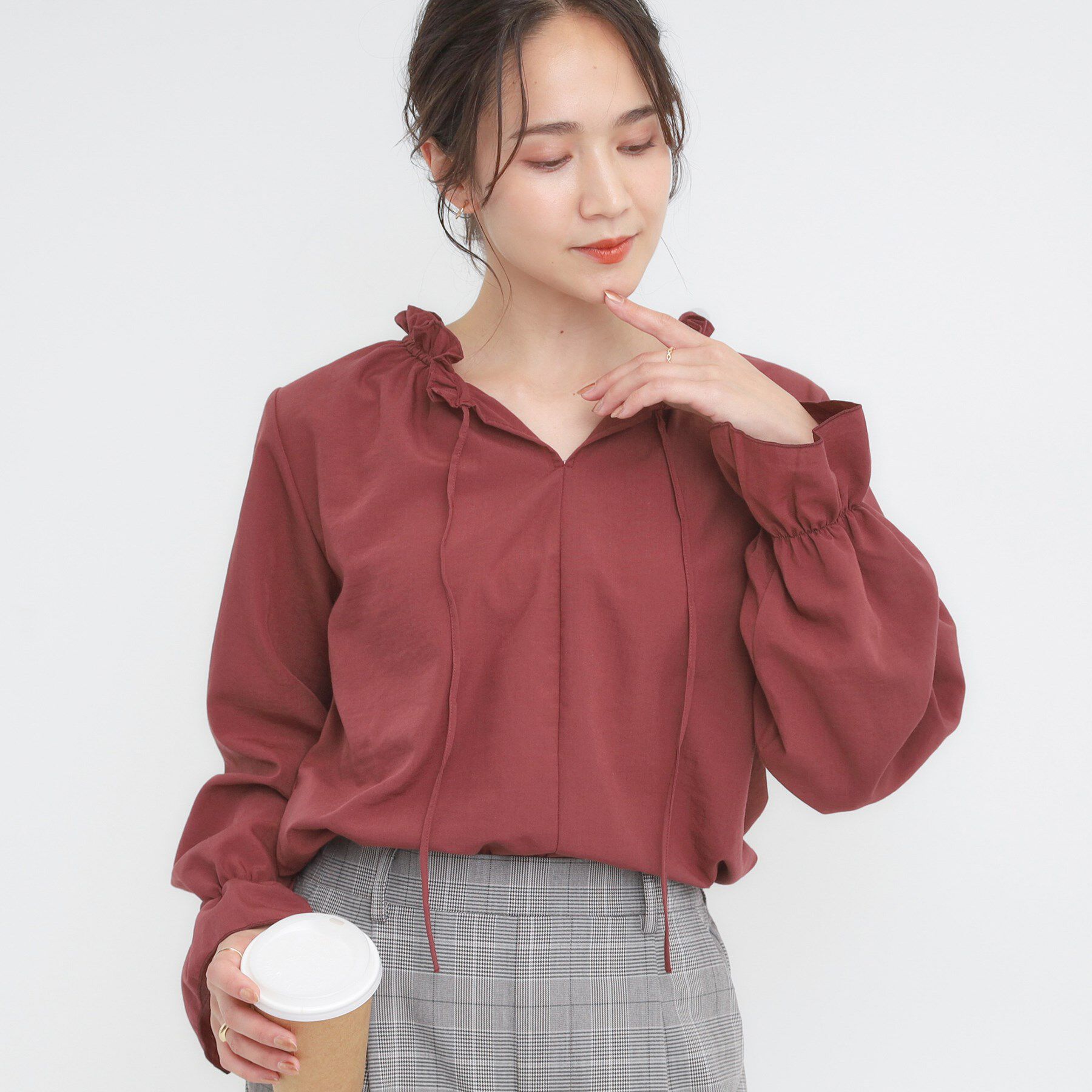 SHOO･LA･RUE「【S-LL/洗濯後しわになりにくい/吸水速乾/UV】大人フェミニンな装いに 襟フリルブラウス」|シャツ・ブラウス|レッド(063)