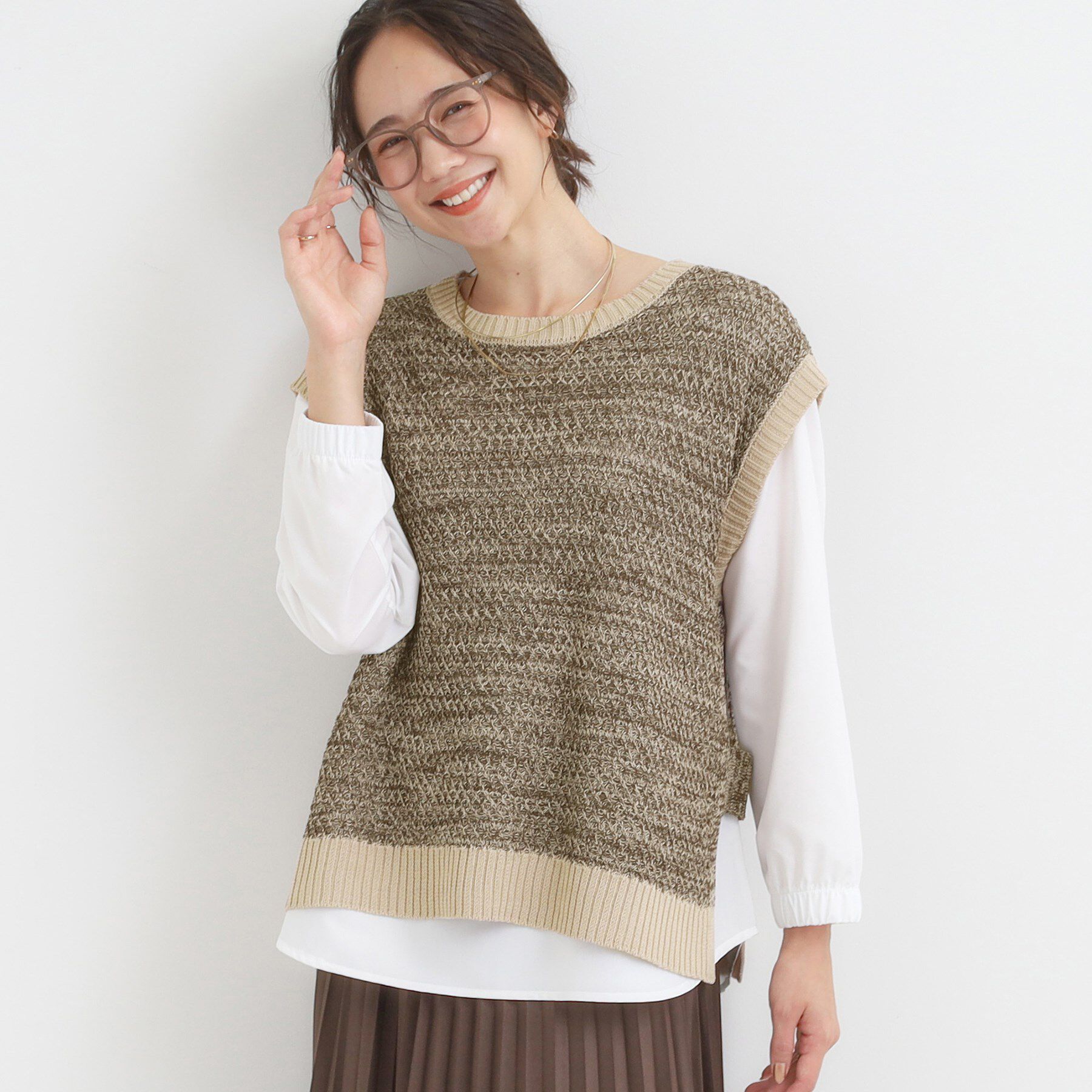 SHOO･LA･RUE「【2点セット/S-LL】着回しいろいろ 編み柄ベスト&times;ブラウス」|ニット・セーター|ブラウン(043)