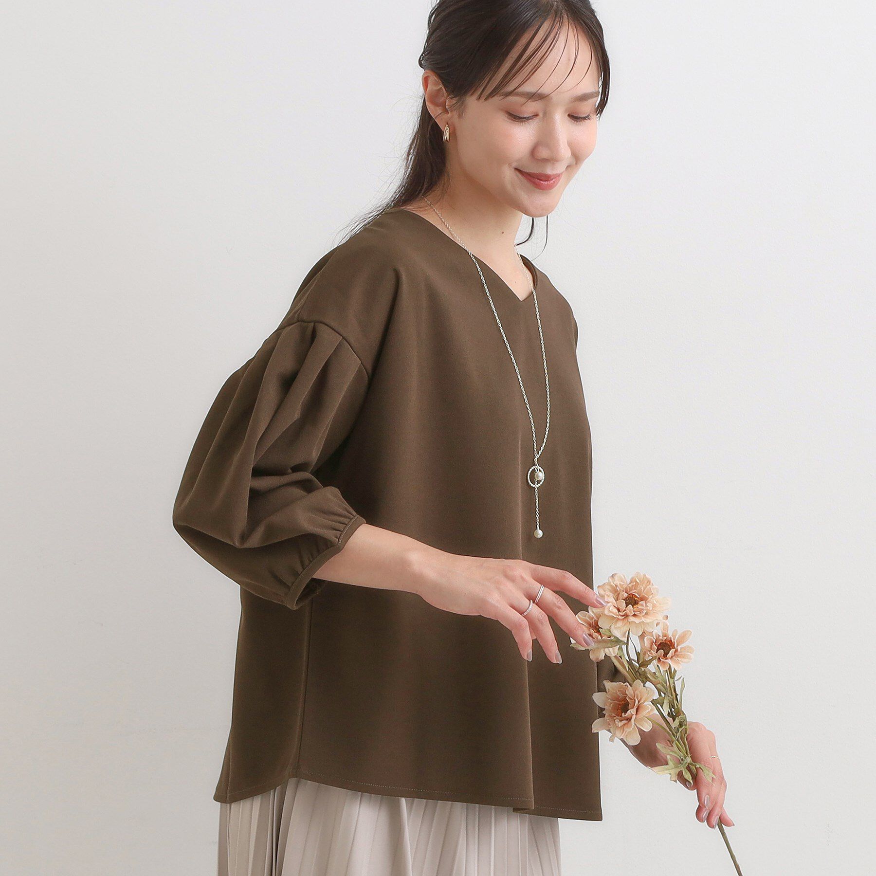 SHOO･LA･RUE「【2点セット/7分袖】大人のきれい見え お袖タック入りアクセ付きトップス」|Tシャツ・カットソー|ブラウン(043)