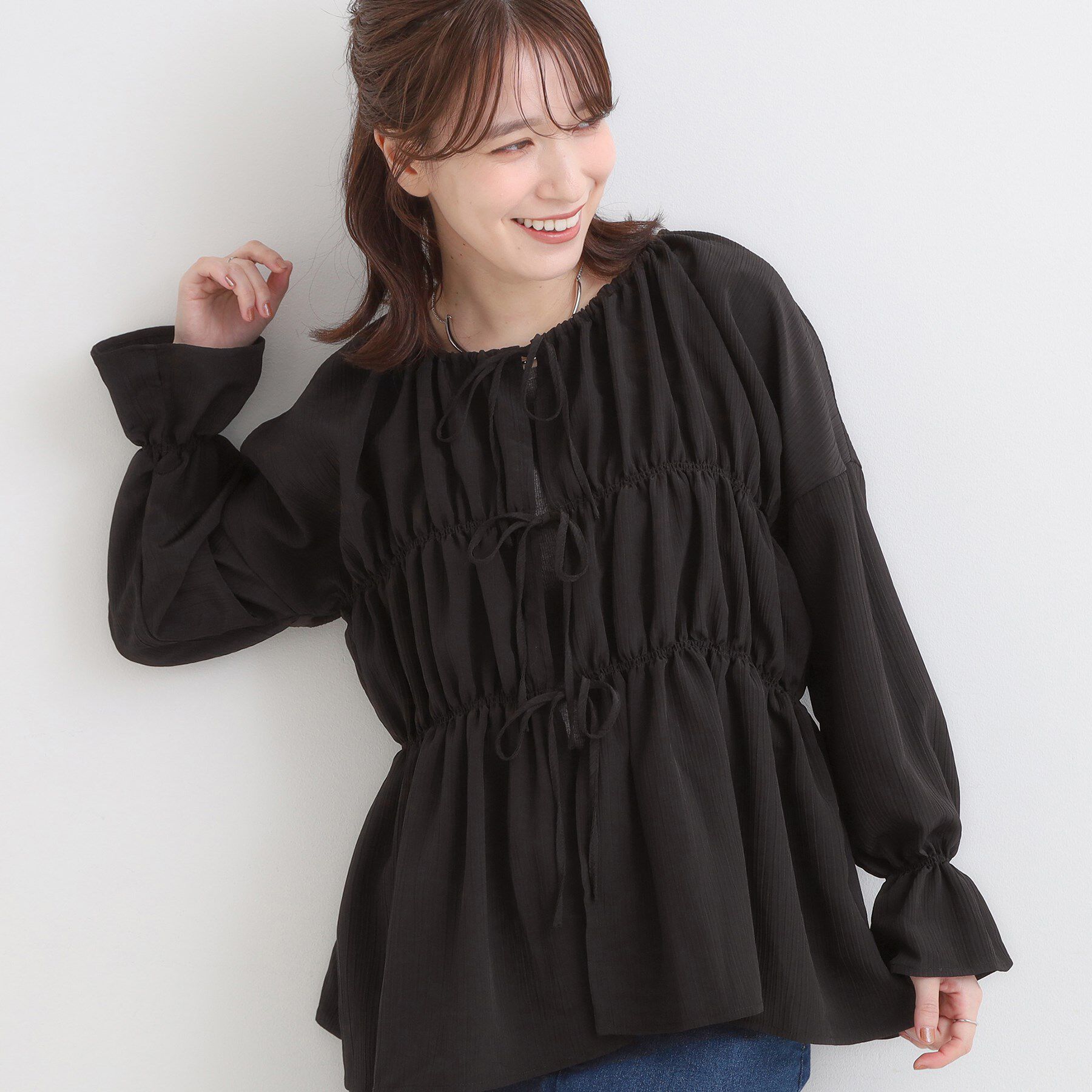 SHOO･LA･RUE「シャーリングデザインブラウス」|シャツ・ブラウス|ブラック(019)