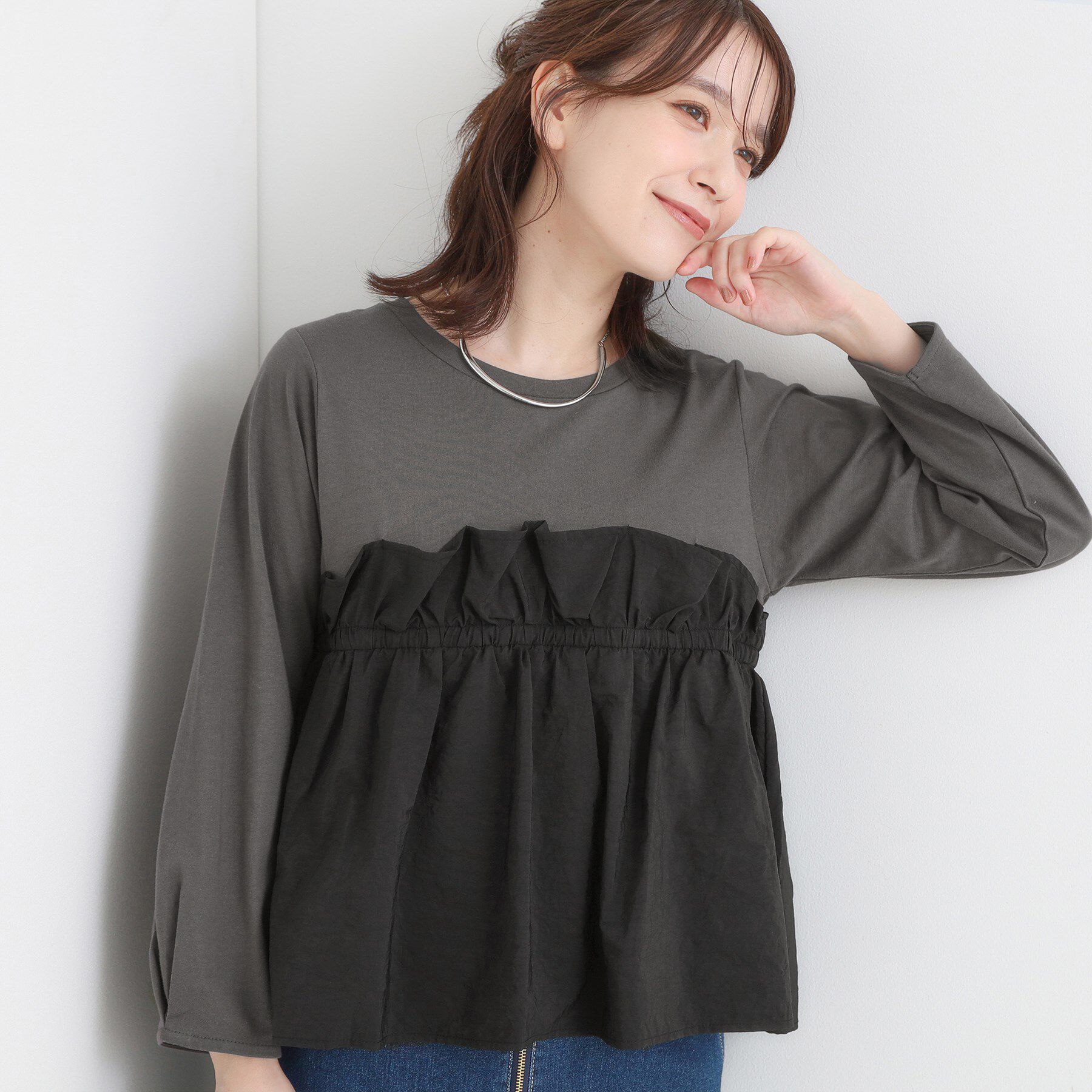 SHOO･LA･RUE「【洗濯機可/S-LL】1枚で華やか フリルドッキングトップス」|Tシャツ・カットソー|チャコールグレー(0