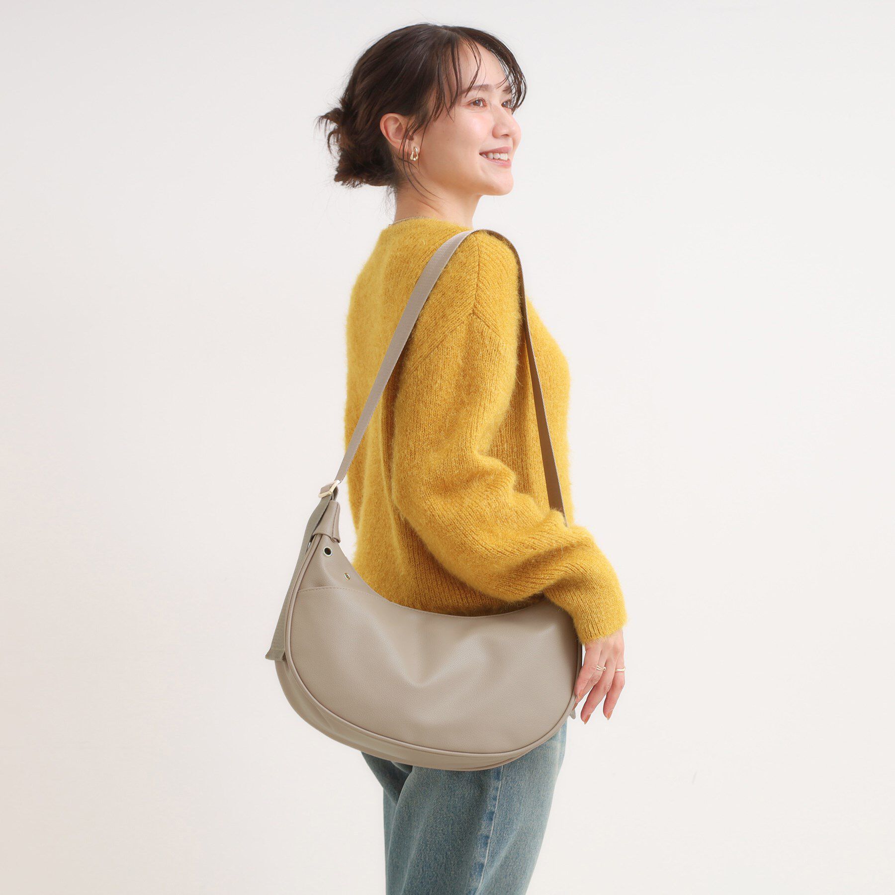 SHOO･LA･RUE「ハトメ使いがアクセント ハーフムーンショルダーバッグ」|ショルダー・メッセンジャー|