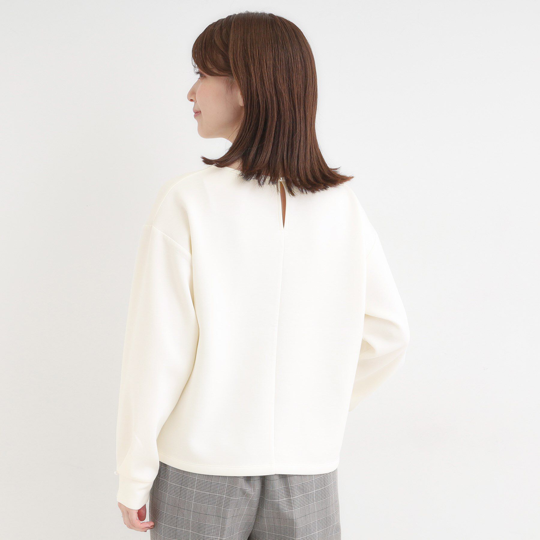 SHOO･LA･RUE「【S-LL】大人のデイリースタイルに お袖タック フェイクパール付きトップス」|Tシャツ・カットソー|