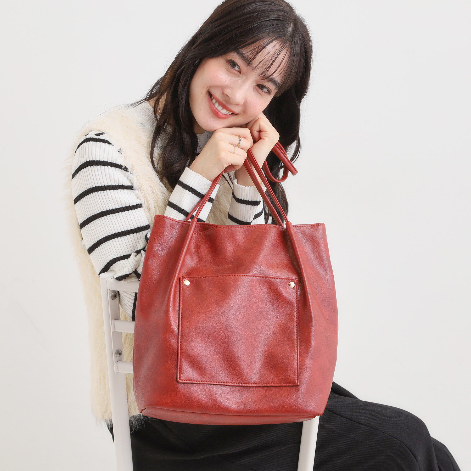 SHOO･LA･RUE「つや合皮つまみハンドルトートバッグ」|トートバッグ|レッド(062)