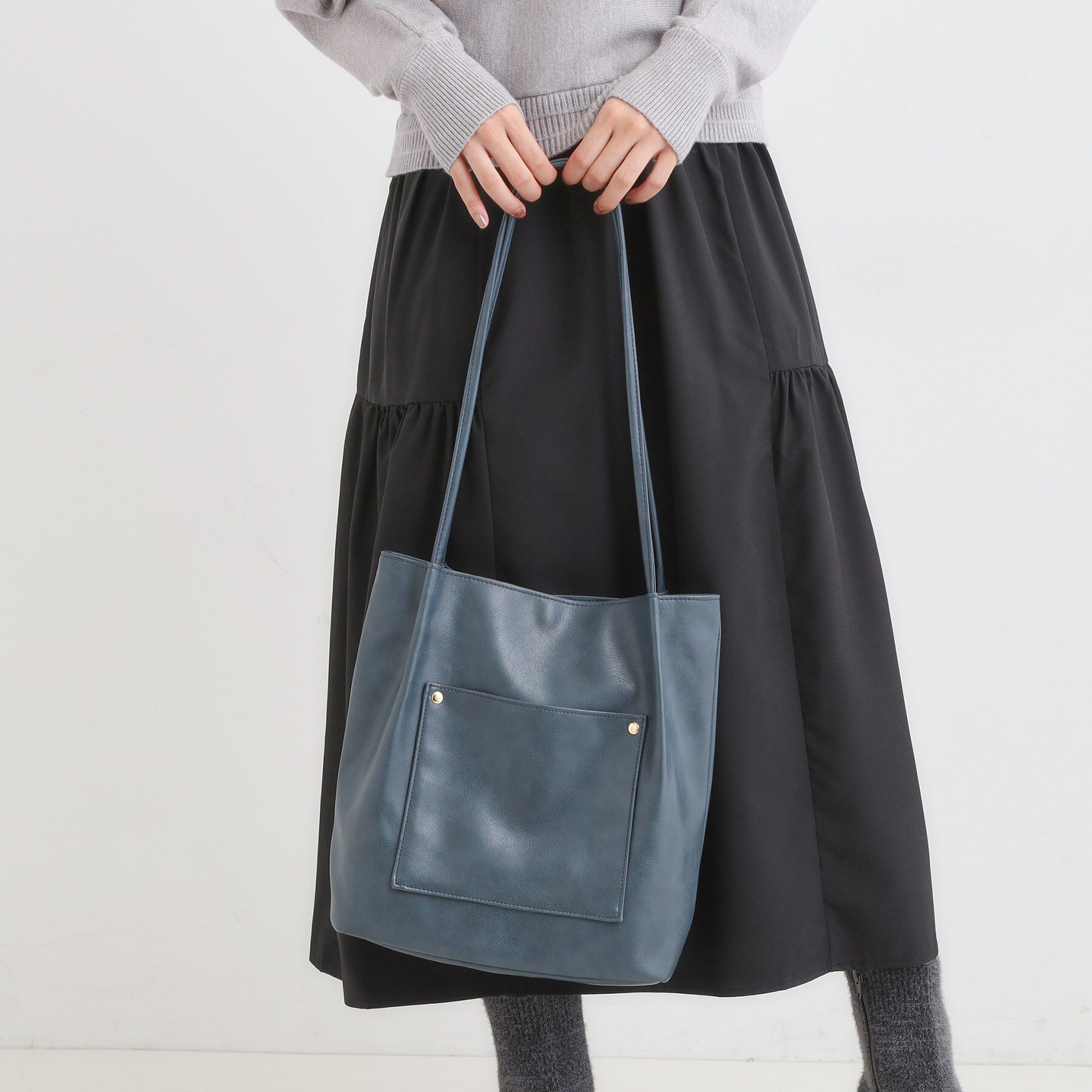 SHOO･LA･RUE「つや合皮つまみハンドルトートバッグ」|トートバッグ|ブルー(092)