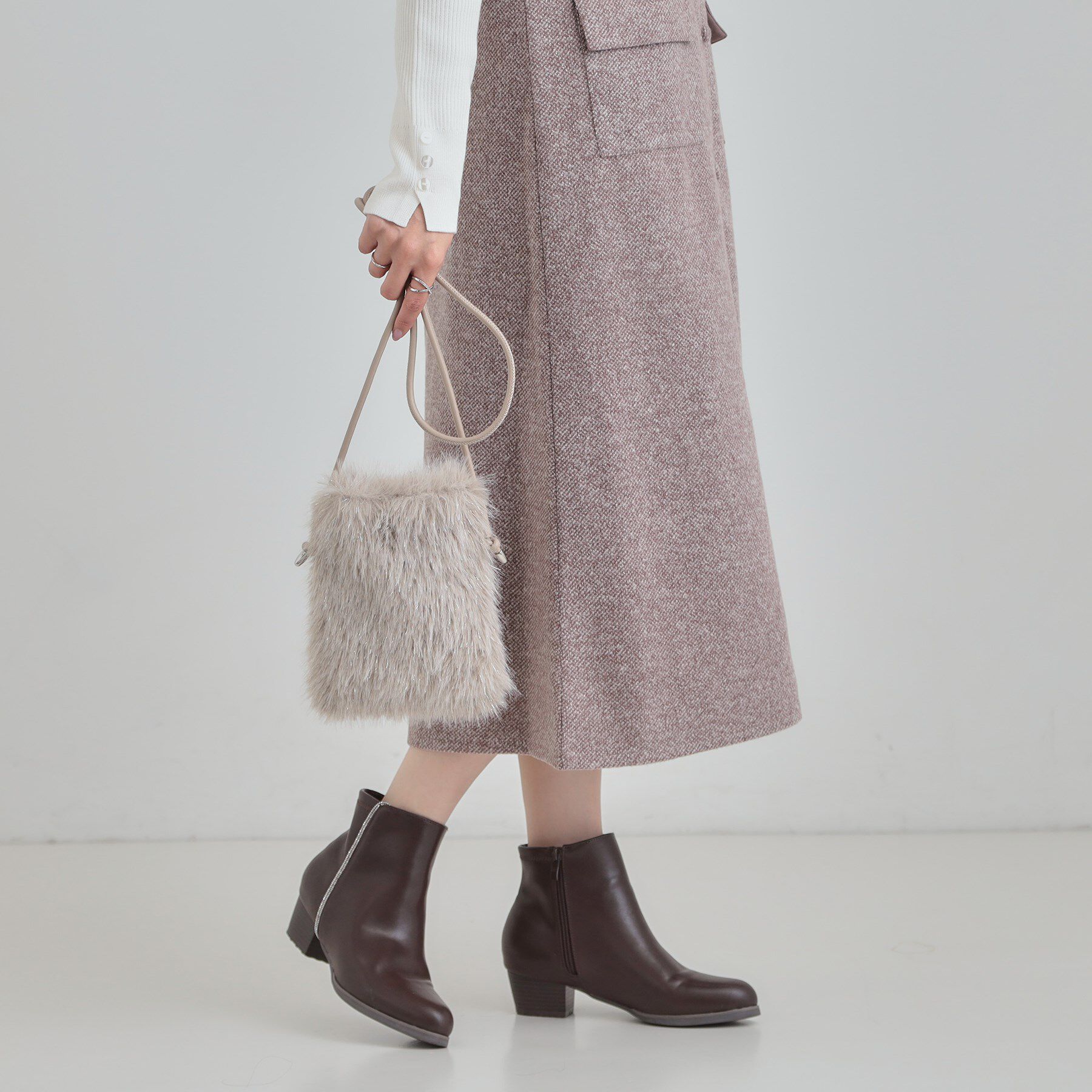 SHOO･LA･RUE「ラメ入りファーが目を惹く ミニショルダーバッグ」|ショルダー・メッセンジャー|グレージュ(050)