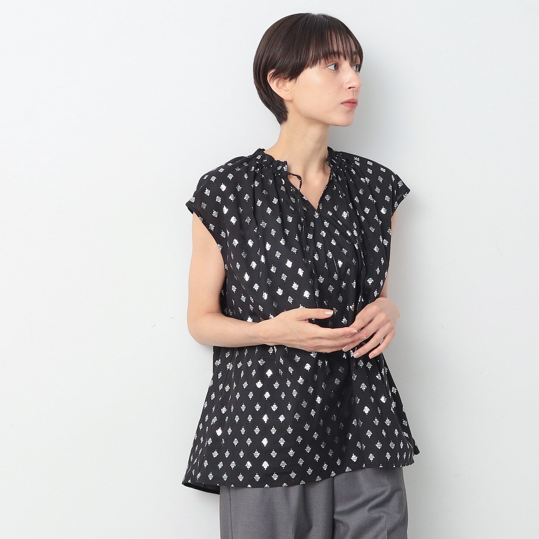 Dessin「【洗える】箔プリントフリルネックブラウス」|シャツ・ブラウス|