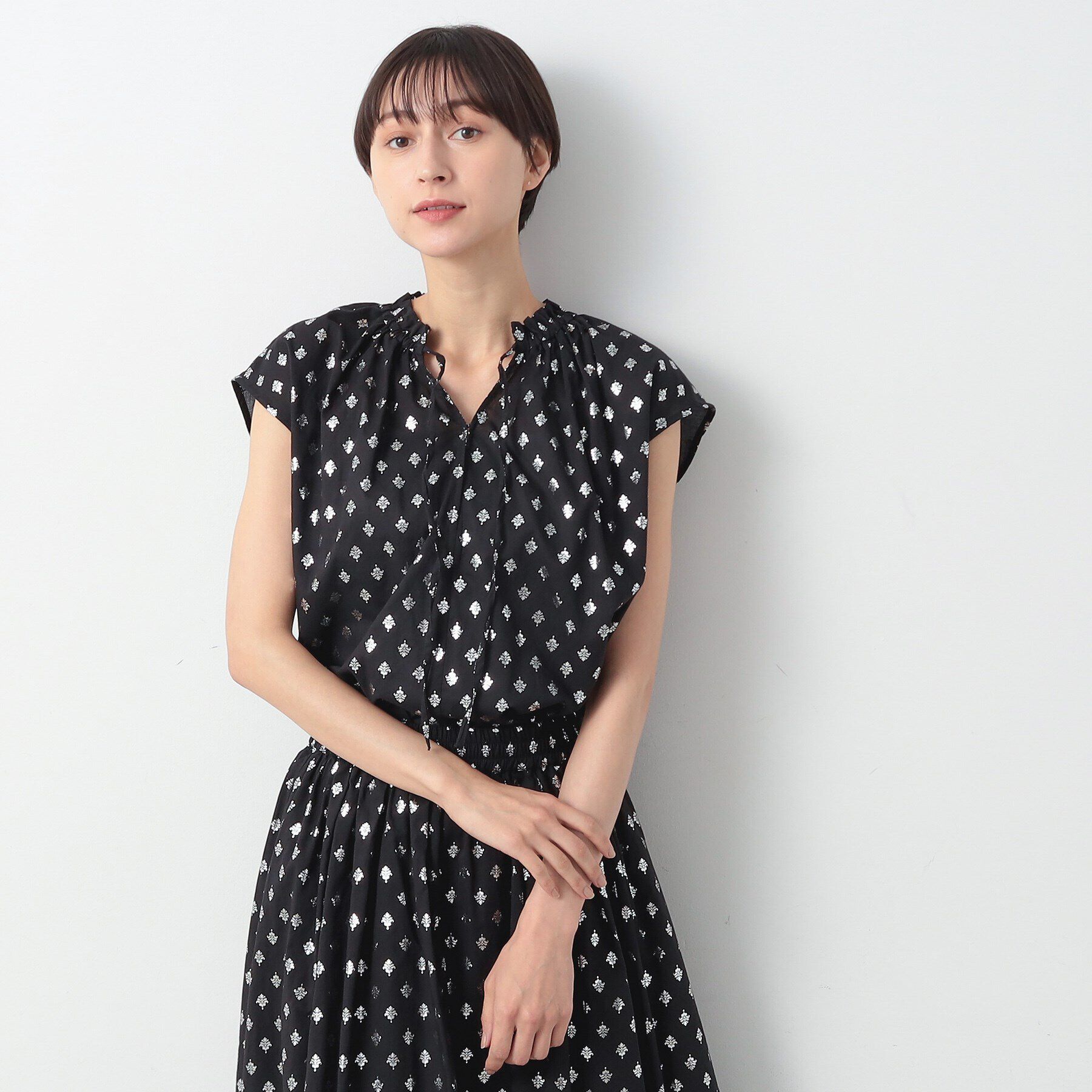 Dessin「【洗える】箔プリントフリルネックブラウス」|シャツ・ブラウス|