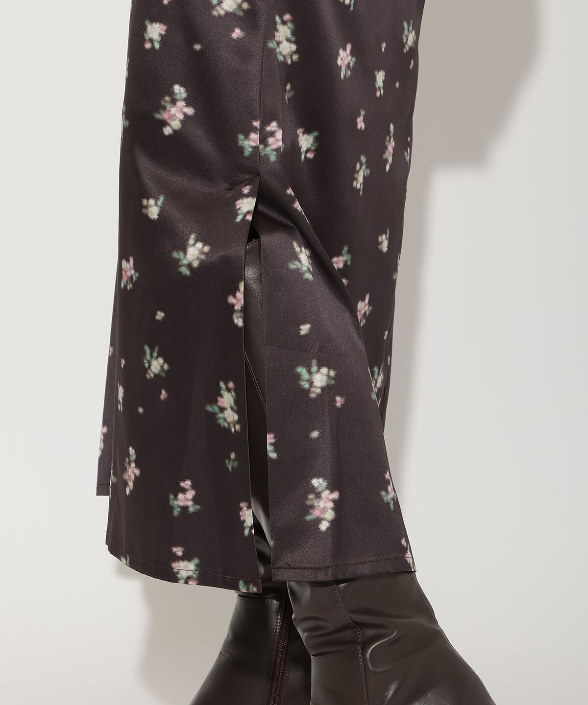 アンドクチュール「ブラーフラワープリントナロースカート」|タイト|