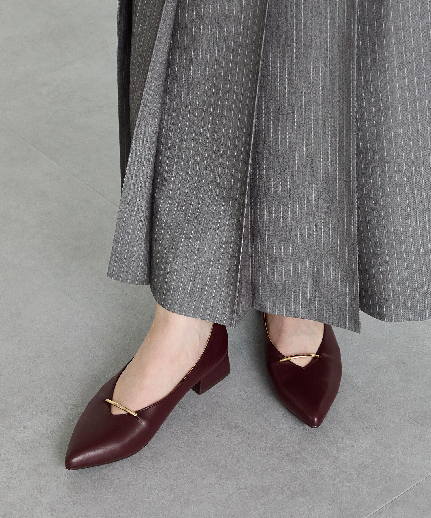 ORiental TRaffic「●2025秋冬新作●【WEB限定】ラインメタルパーツ ポインテッドトゥ パンプス /55304 フラット」|パンプス|RED