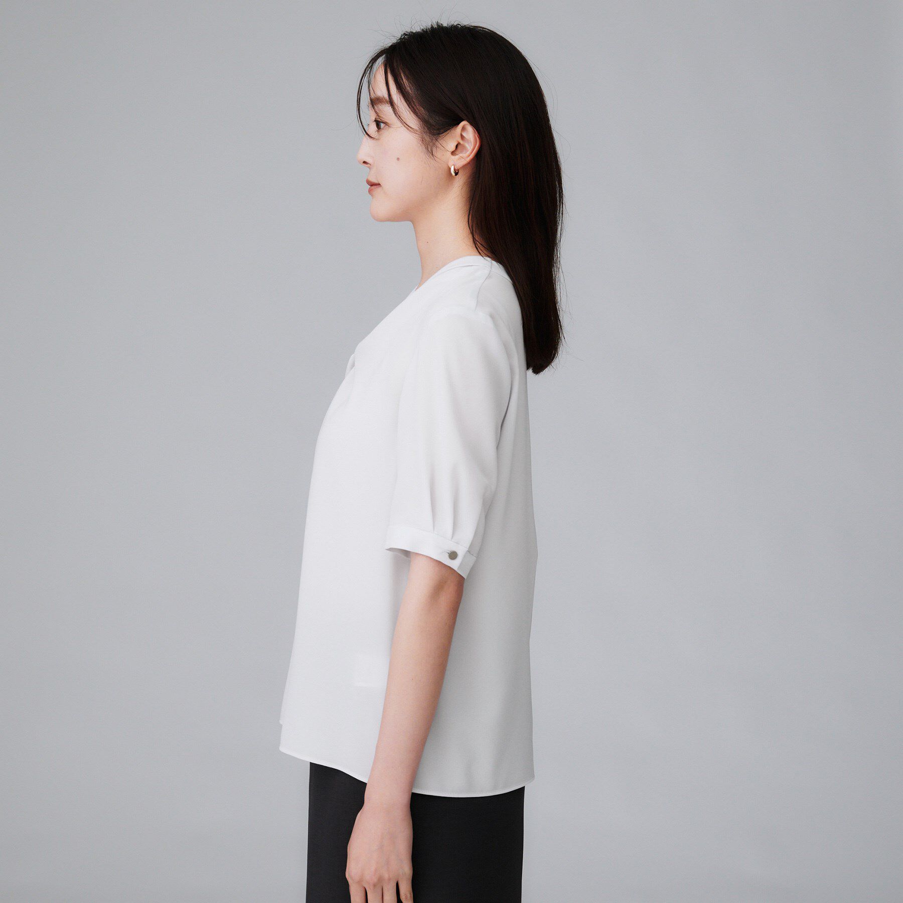 UNTITLED「【洗える/ストレッチ/通勤】Vネックブラウス」|シャツ・ブラウス|