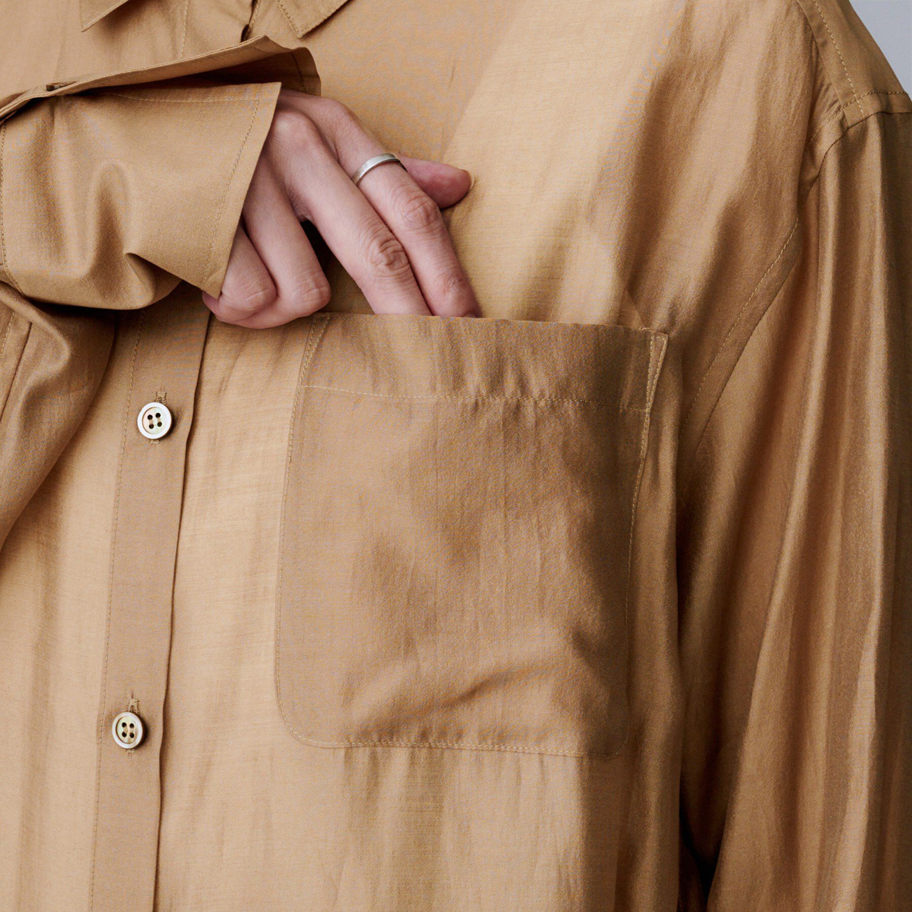 UNTITLED「【ニットと重ね着に/前開きボタン】シアーロングシャツ」|ワンピース|