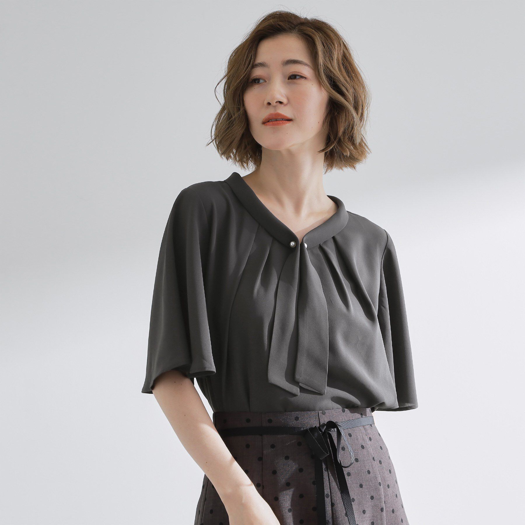 grove「【お仕事/二の腕カバー】パール調使いが華やか 上品ボウタイブラウス」|シャツ・ブラウス|スミクロ(018)