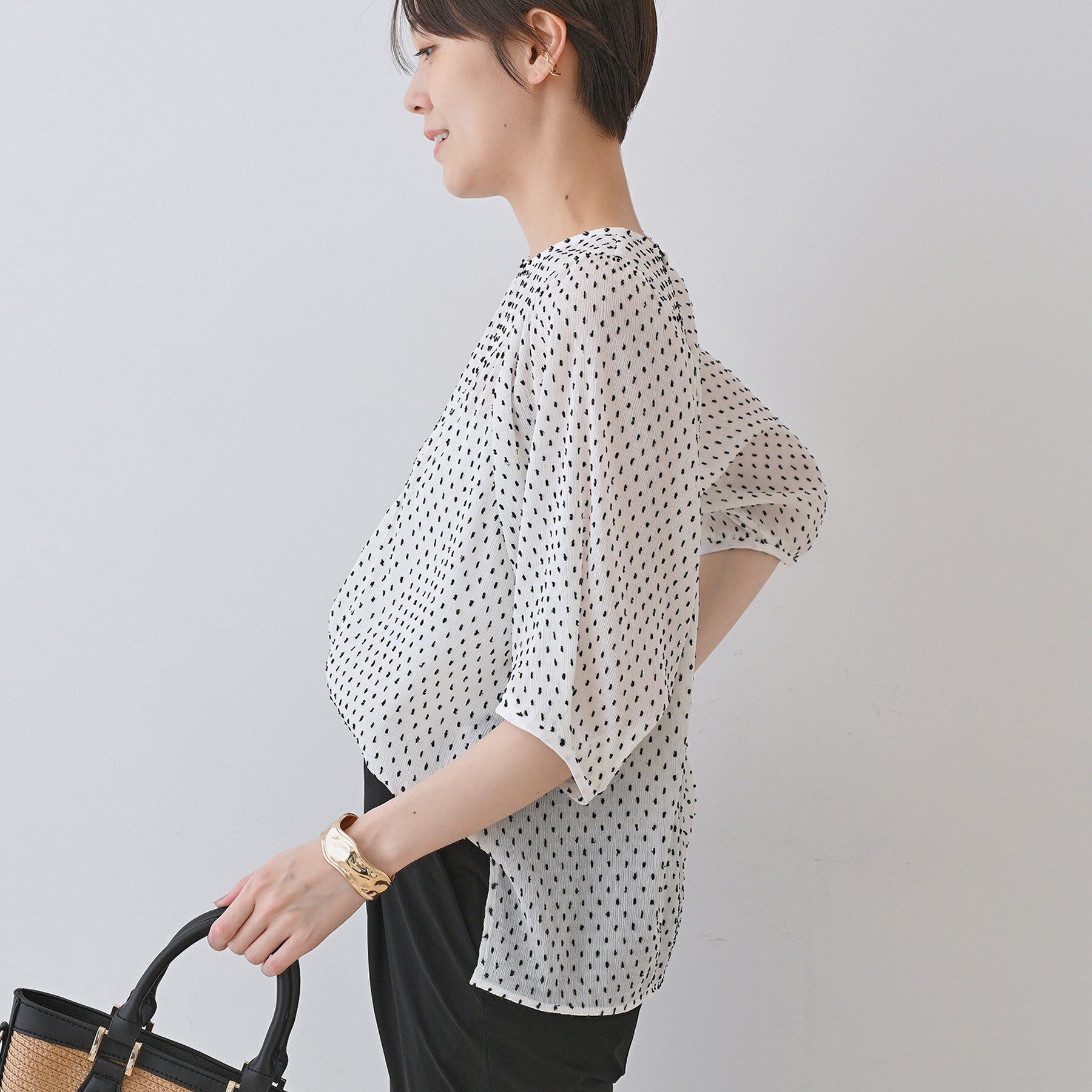 INDIVI「【洗える／ドット柄／凹凸素材】袖コンシャスドルマンブラウス」|シャツ・ブラウス|