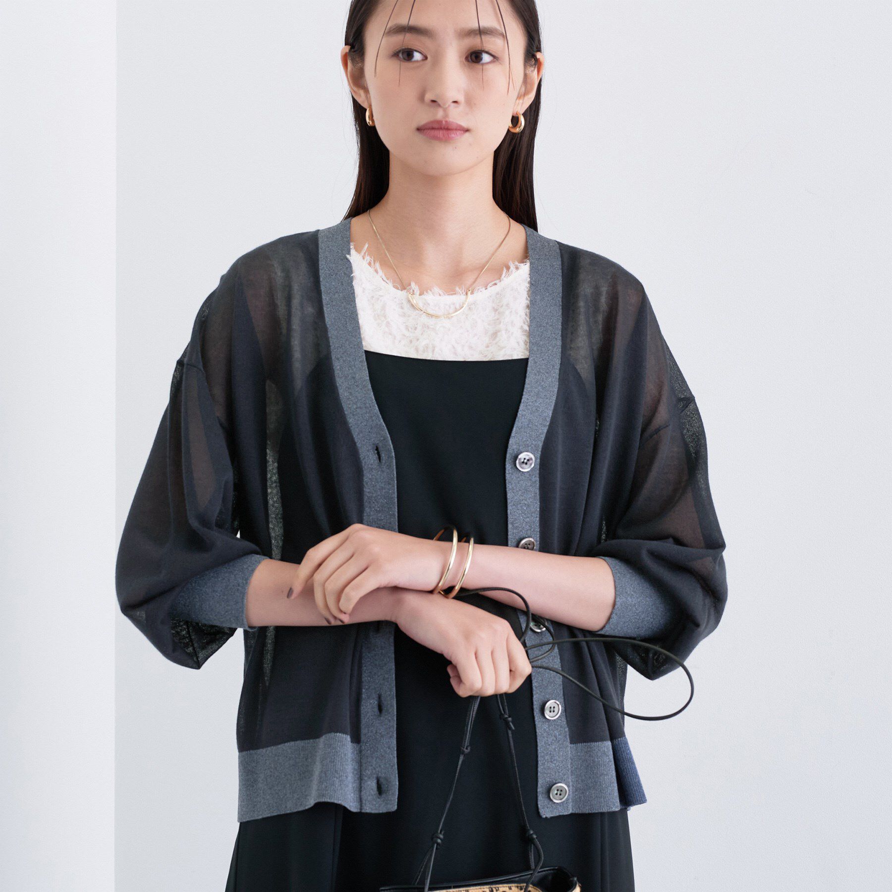 INDIVI「【程よいシアー素材/洗える】バイカラーラメカーディガン」|カーディガン|ネイビー(594)