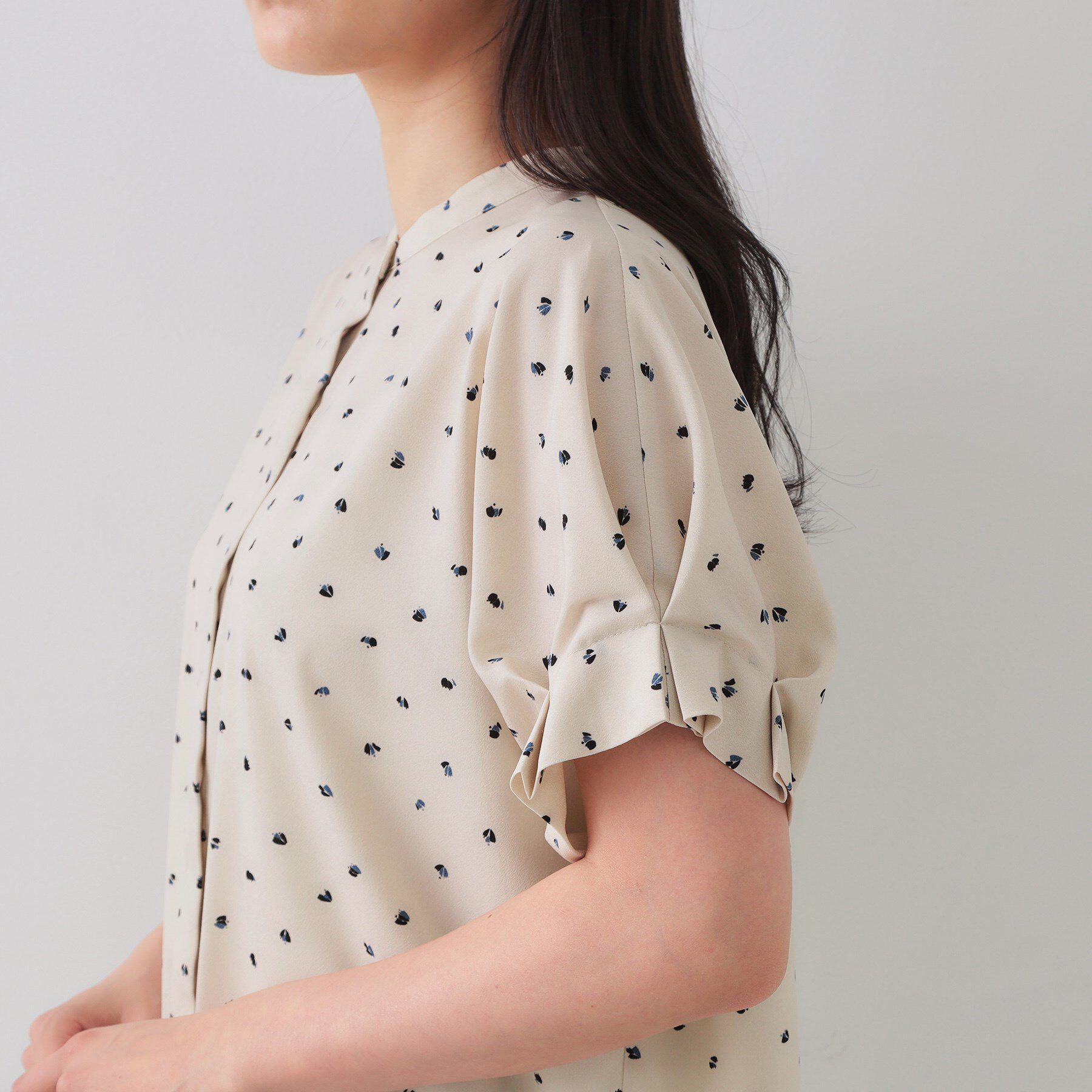 OPAQUE.CLIP「幾何柄アソート タックドルマンスリーブブラウス【洗濯機洗い可】」|シャツ・ブラウス|