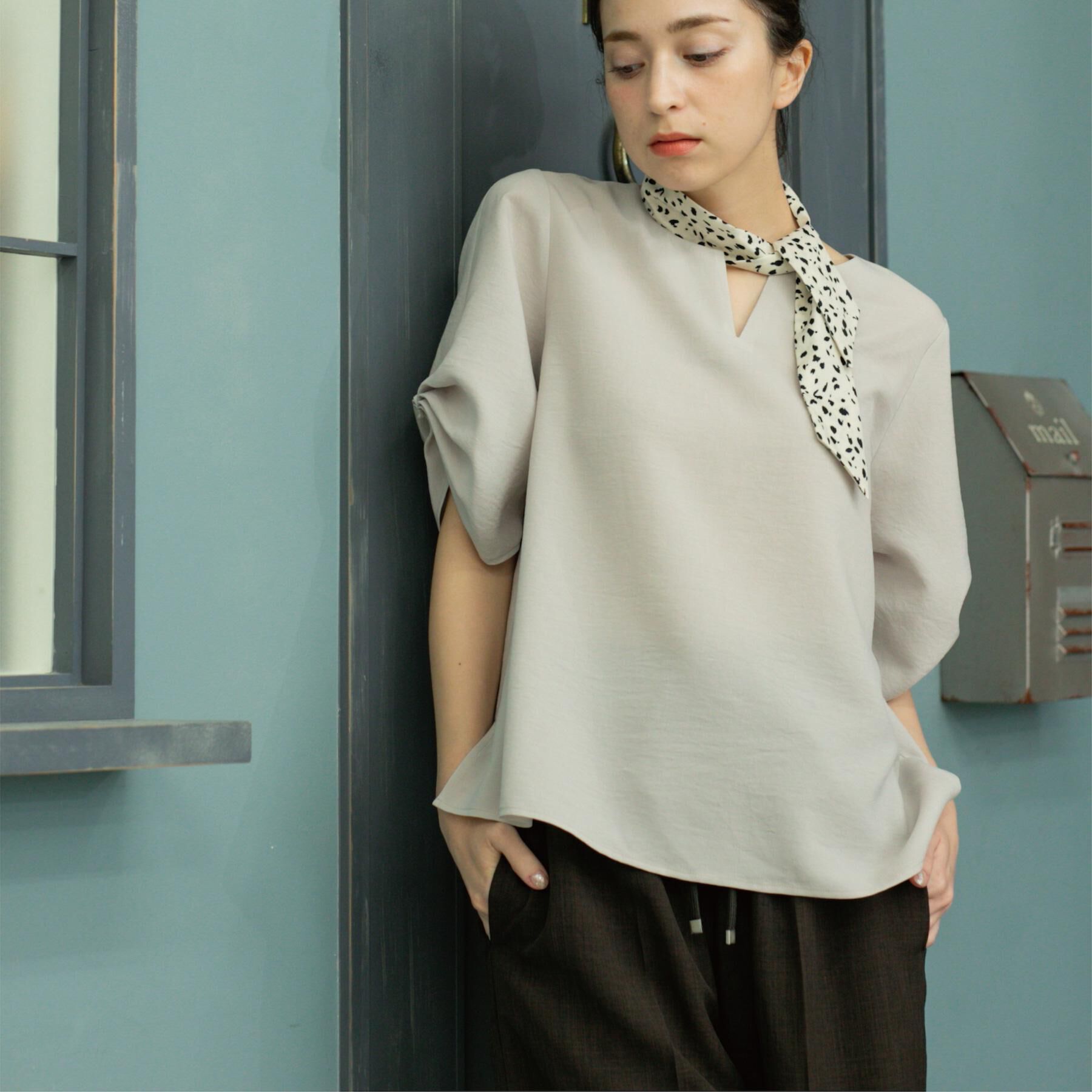 OPAQUE.CLIP「リネンライクキーネックタックスリーブブラウス【洗濯機洗い可/吸水速乾/接触冷感】」|シャツ・ブラウス|