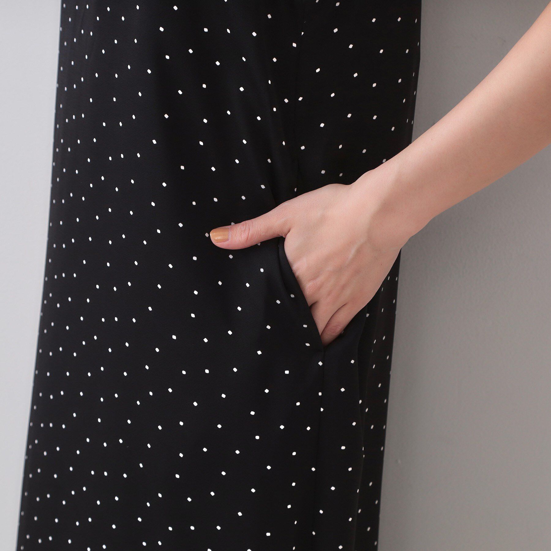 OPAQUE.CLIP「ランダムドット サテンキャミワンピース【洗濯機洗い可】」|ワンピース|