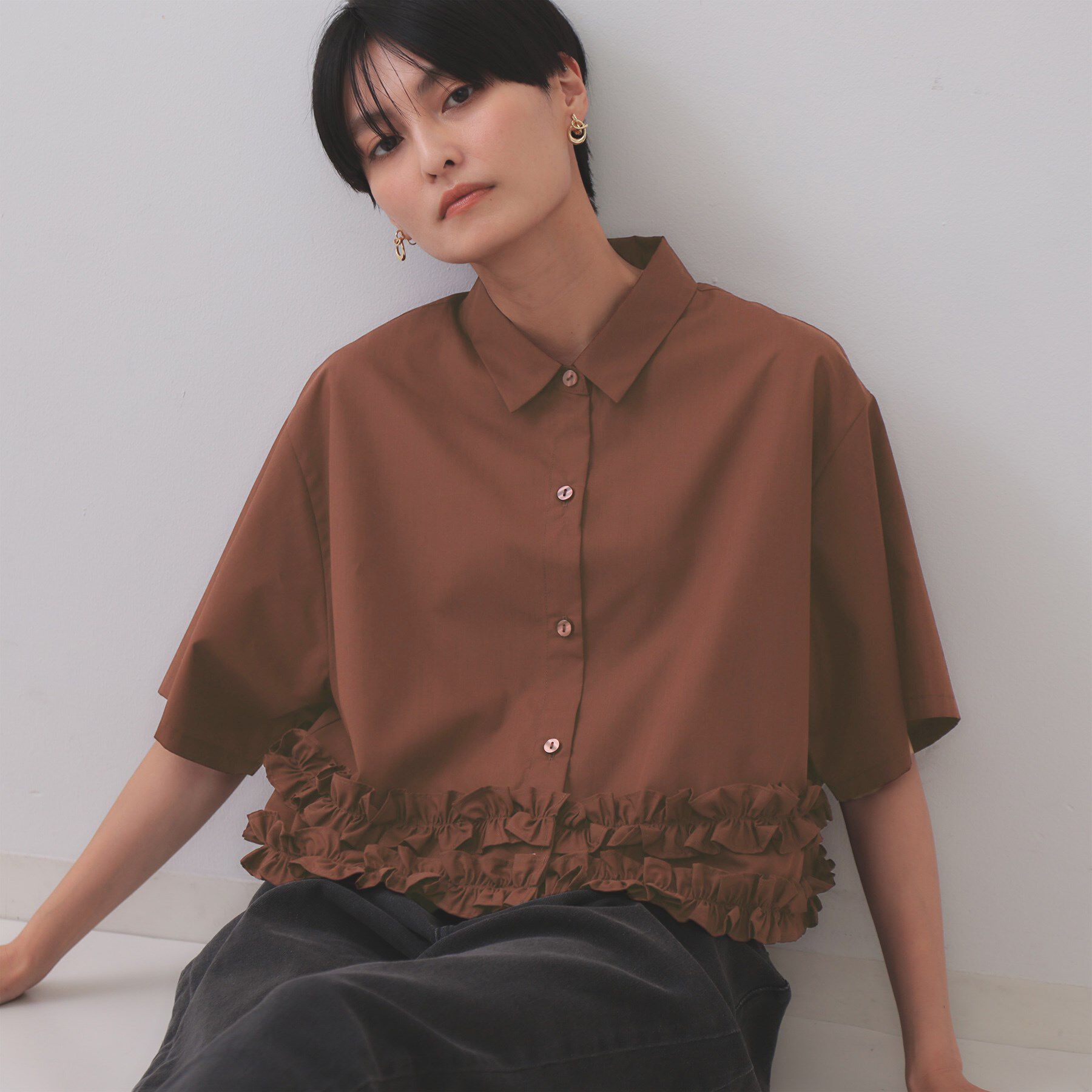 OPAQUE.CLIP「裾フリルシャツ【洗濯機洗い可】」|シャツ・ブラウス|ブラウン(043)