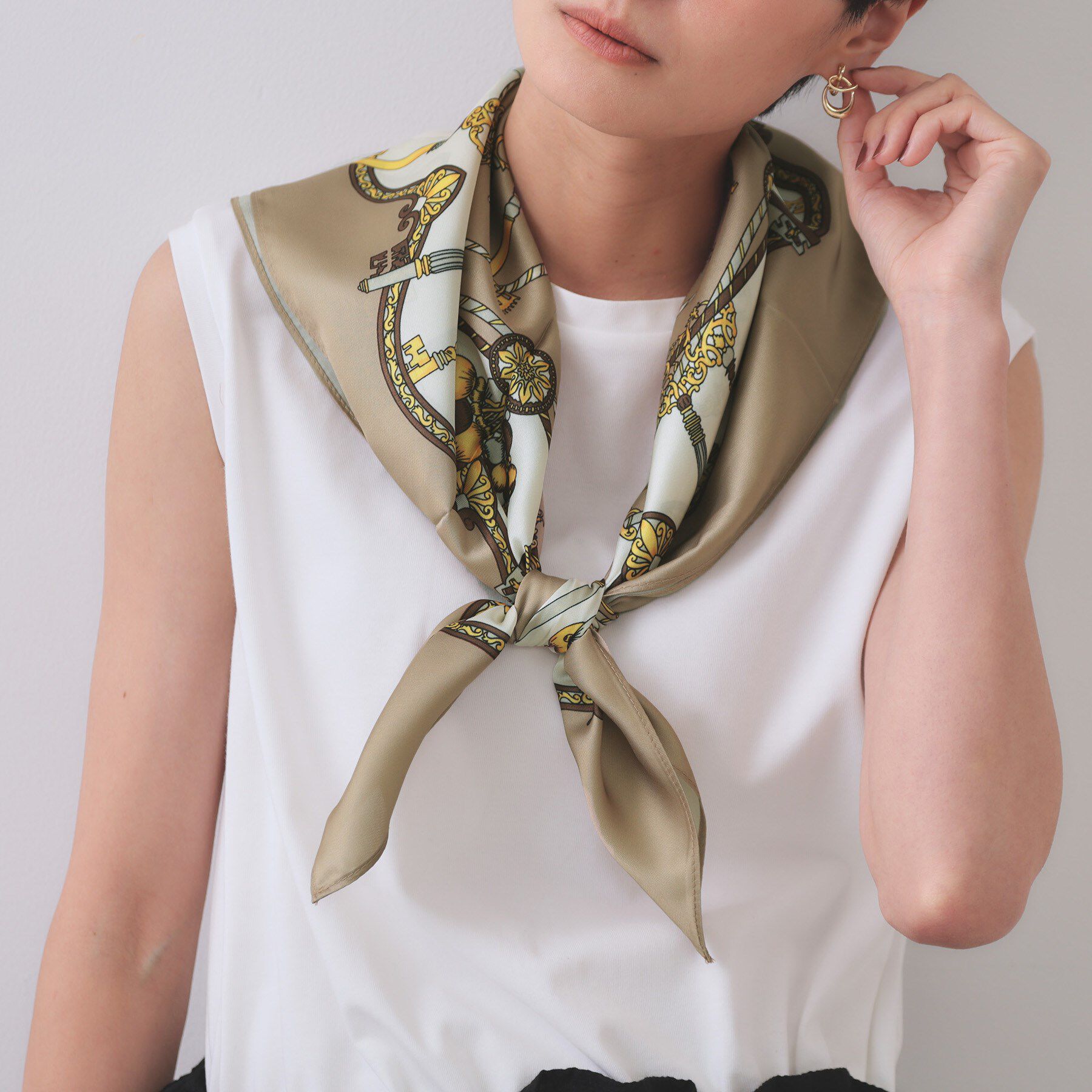 OPAQUE.CLIP「アンティーク柄スクエア大判スカーフ」|バンダナ・スカーフ|