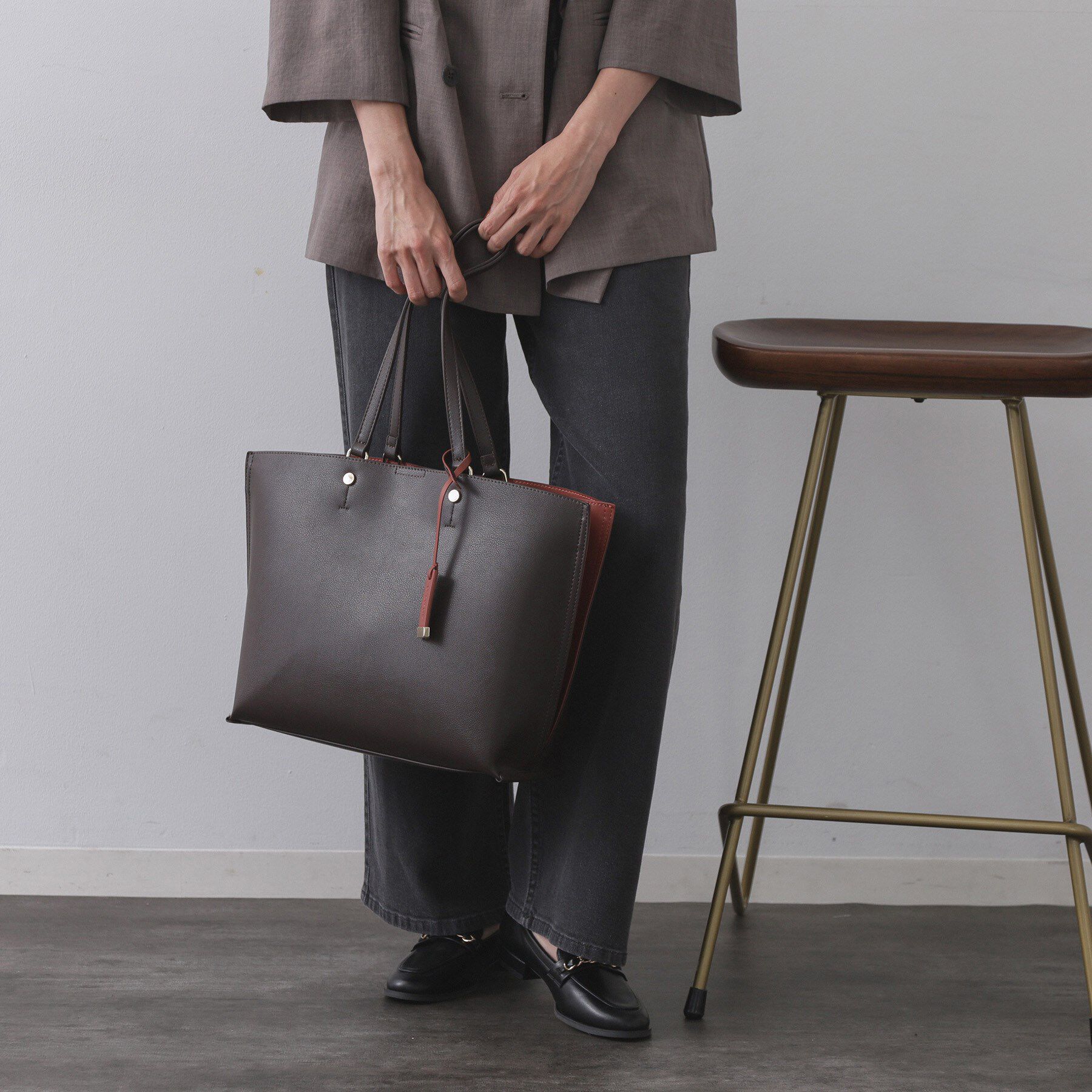 OPAQUE.CLIP「【名品/A4サイズ対応】バイカラースムーストートバッグ」|トートバッグ|ブラウン(544)