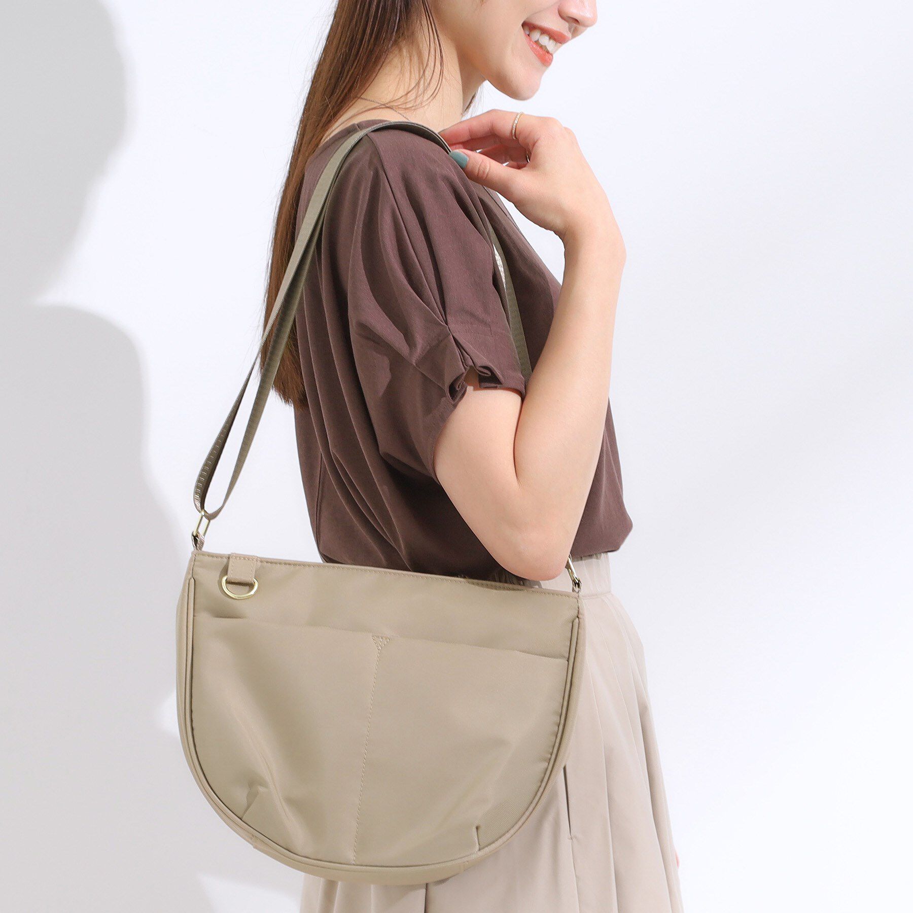 SHOO･LA･RUE「【撥水】フロントポケットハーフムーンショルダーバッグ」|ショルダー・メッセンジャー|ベージュ(052)