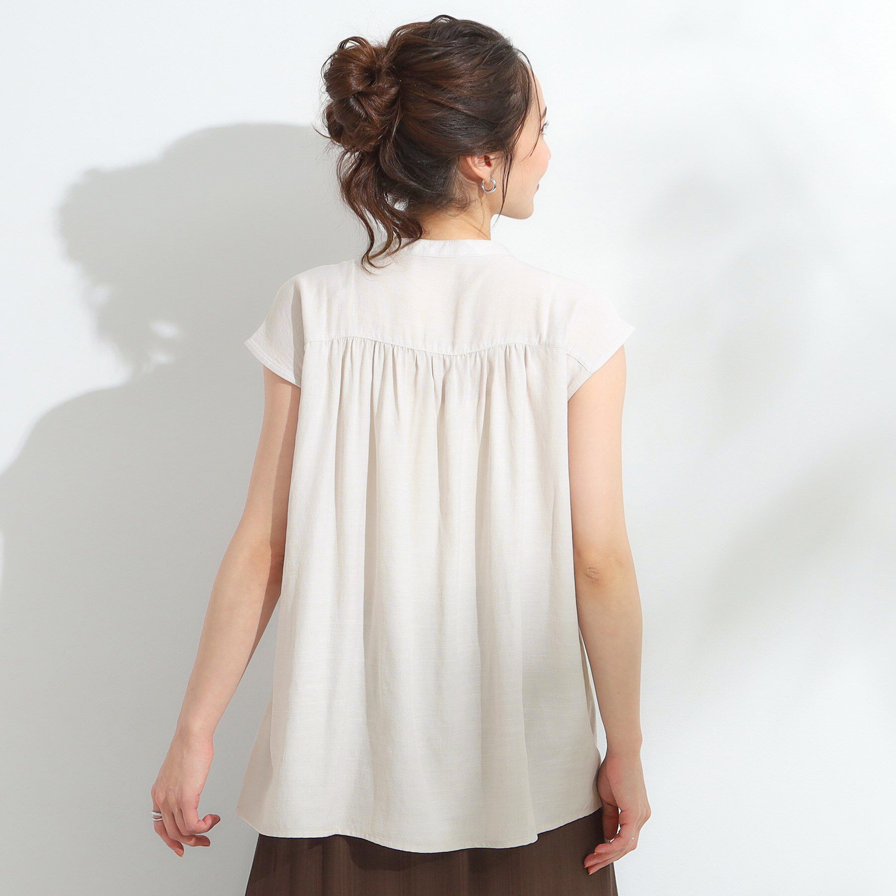 SHOO･LA･RUE「【S-LL/洗濯後しわになりにくい】上品にきれい見え スラブギャザーブラウス」|シャツ・ブラウス|