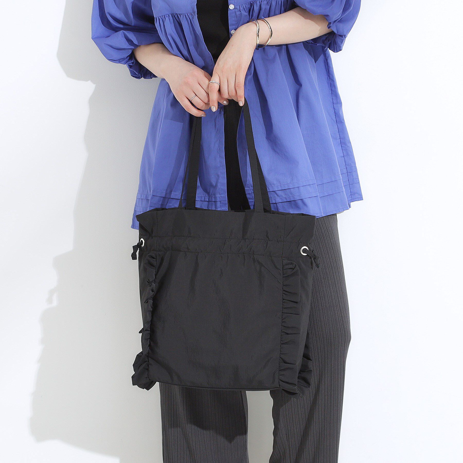 SHOO･LA･RUE「【撥水/A4】大人も持てる フリル巾着トートバッグ」|トートバッグ|