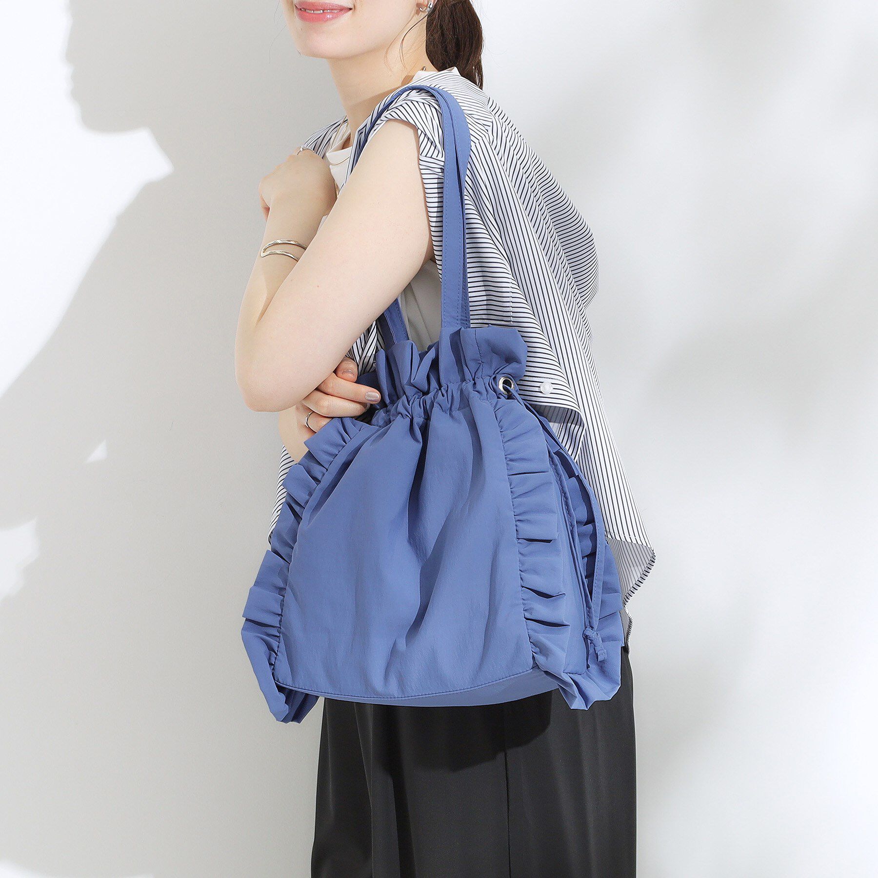 SHOO･LA･RUE「【撥水/A4】大人も持てる フリル巾着トートバッグ」|トートバッグ|