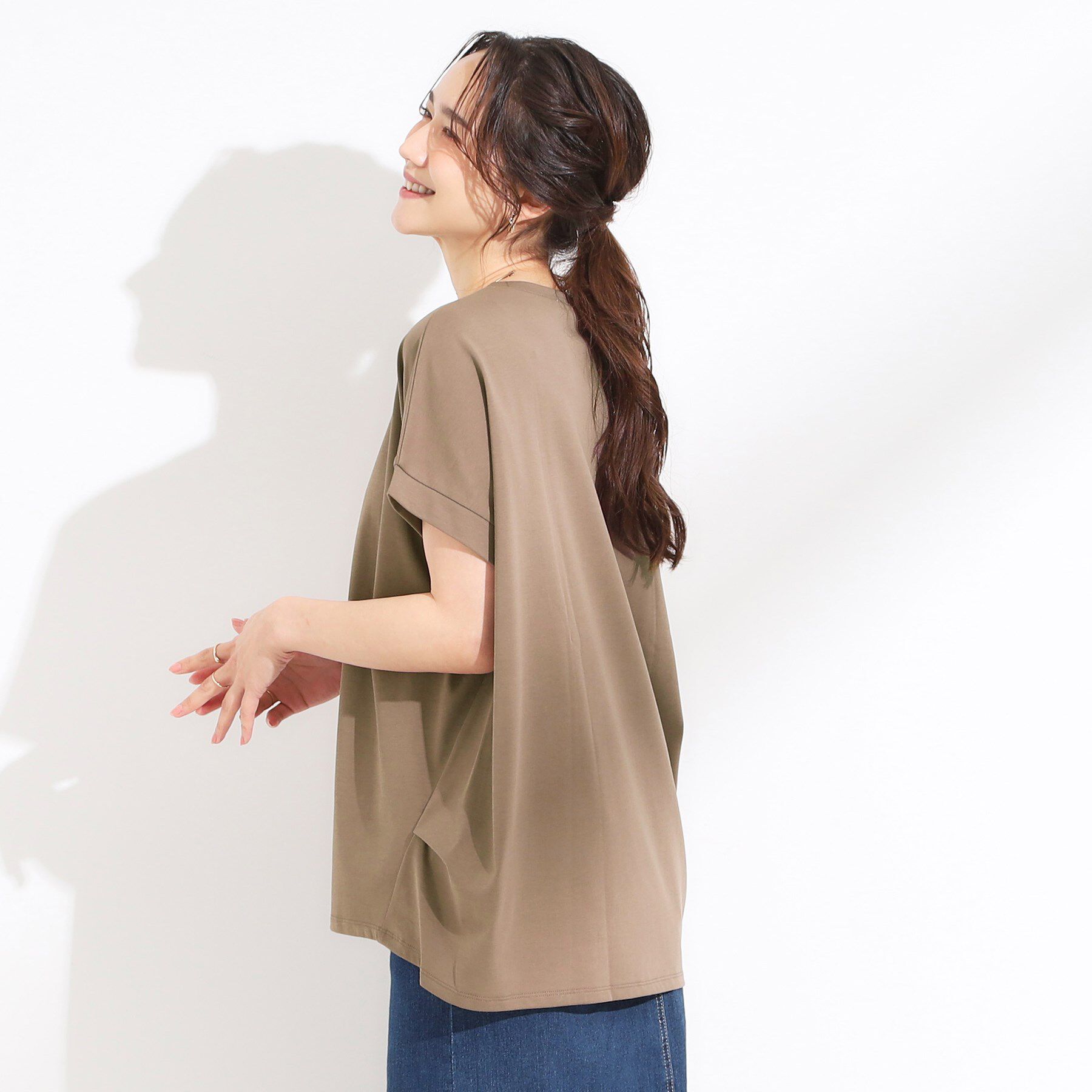 SHOO･LA･RUE「【S-LL/汗ジミ軽減/ひんやり/UV】体型カバーに タック入りドルマントップス」|Tシャツ・カットソー|