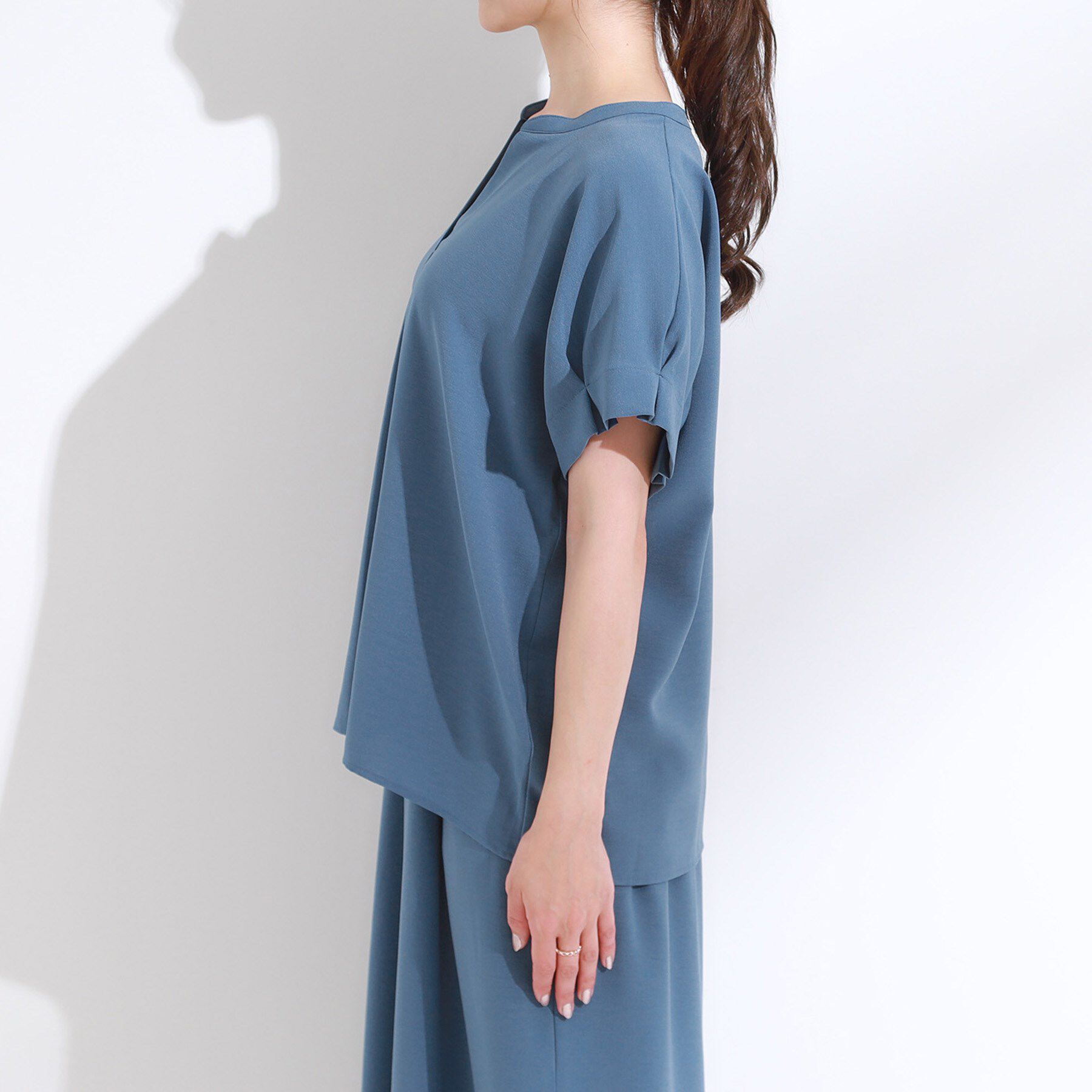 SHOO･LA･RUE「【S-LL/セットアップ可/ひんやり】きちんと見えで上品 お袖タック スキッパーブラウス」|シャツ・ブラウス|