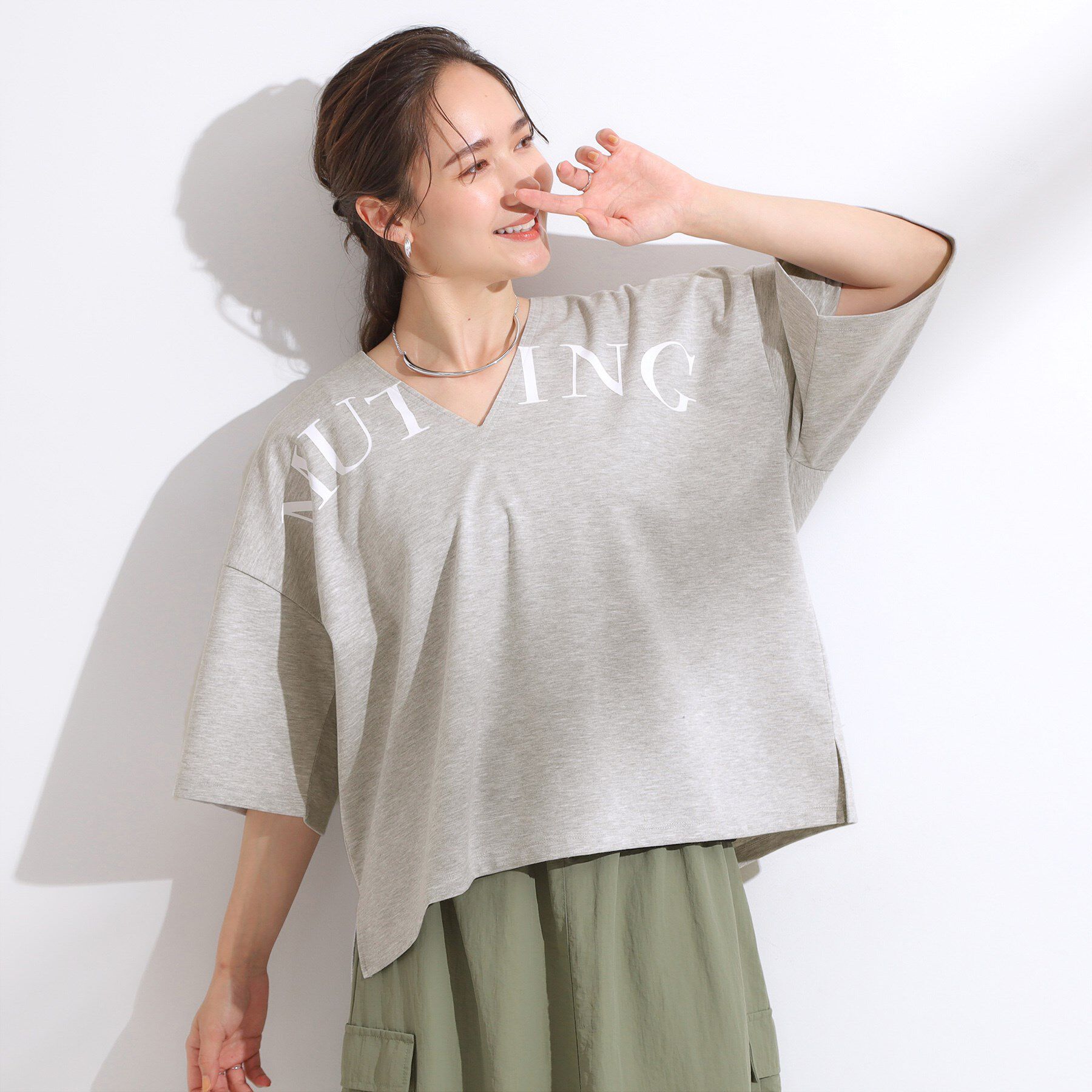 SHOO･LA･RUE「【洗える】Vネックですっきり見え ロゴトップス」|Tシャツ・カットソー|