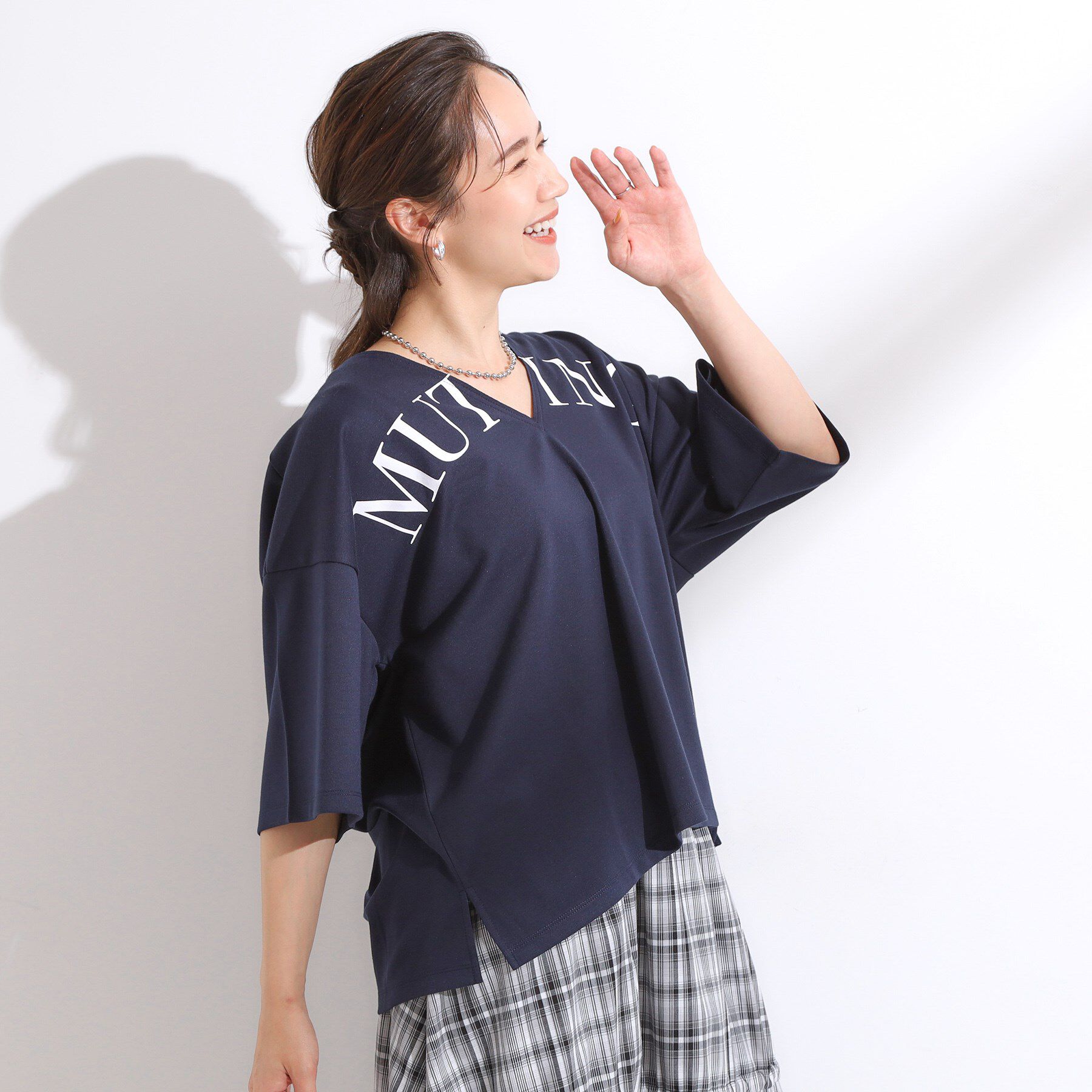 SHOO･LA･RUE「【洗える】Vネックですっきり見え ロゴトップス」|Tシャツ・カットソー|