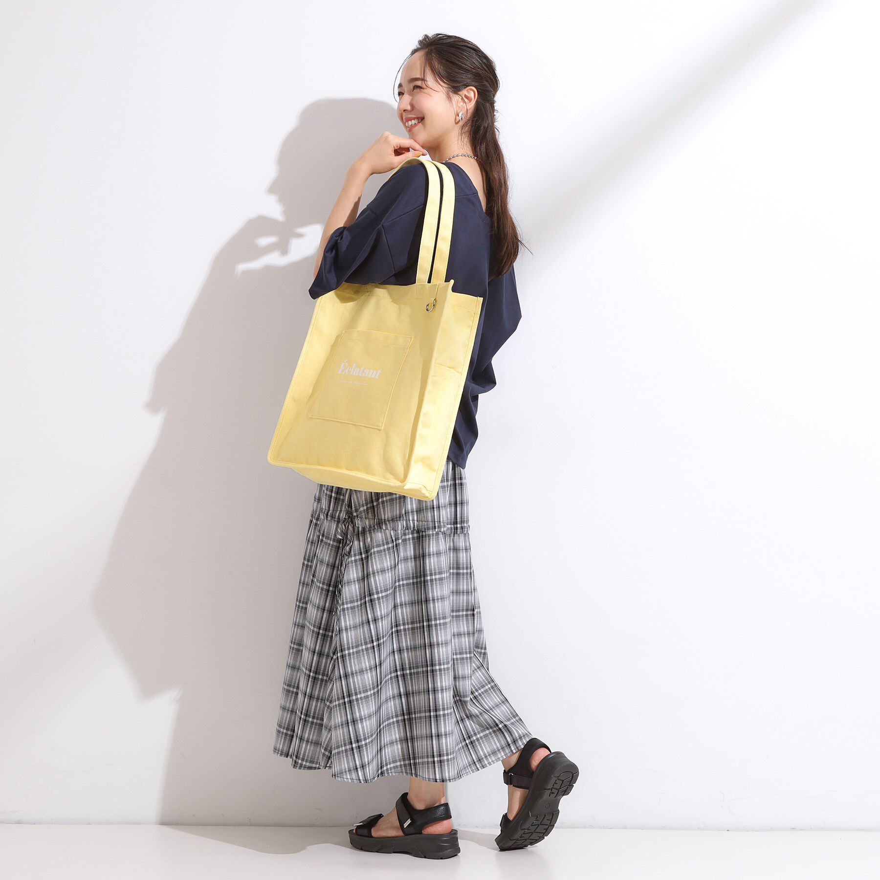 SHOO･LA･RUE「【ラッキーカラー/推し活にも】うちわも入るキャンバストートバッグ」|トートバッグ|