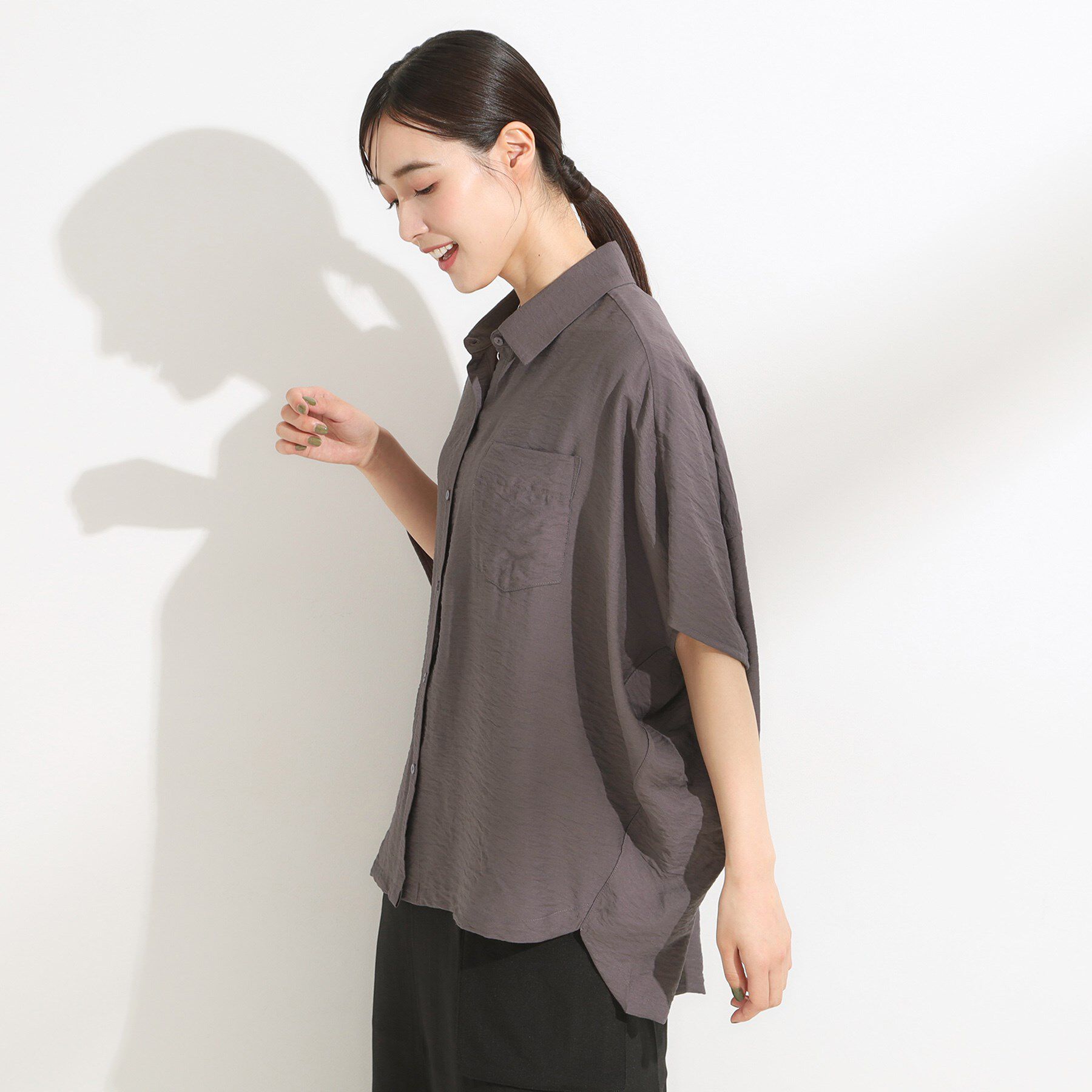 SHOO･LA･RUE「【洗える/S-LL/5分袖】季節の変わり目に さらさらドレープシャツ」|シャツ・ブラウス|