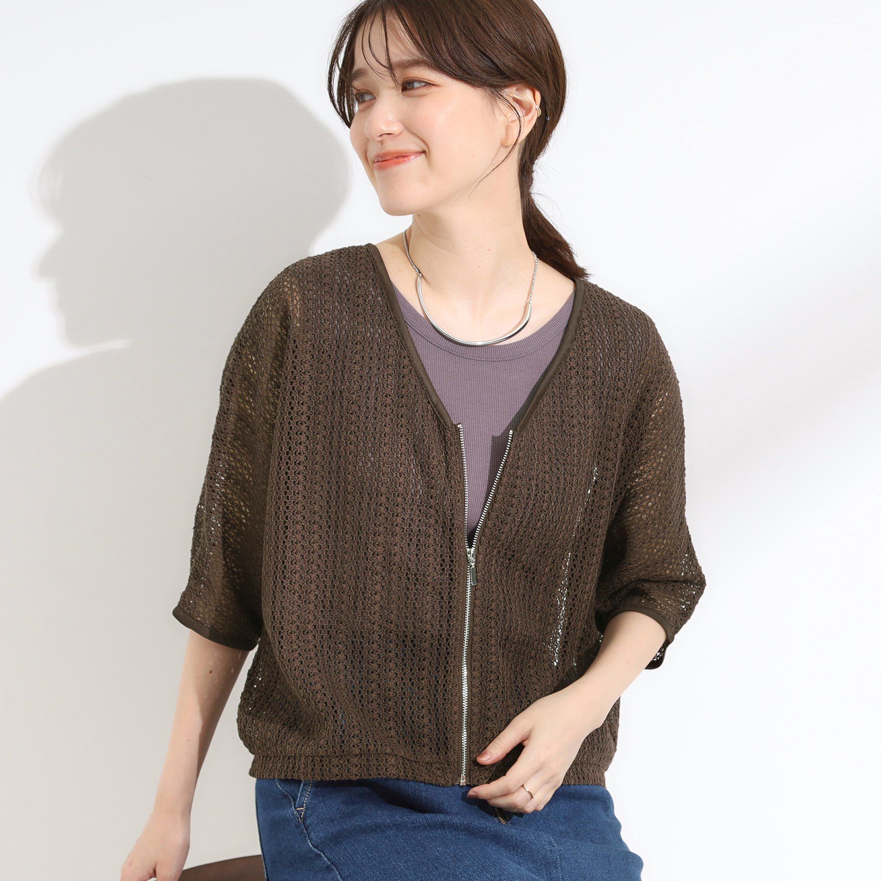 SHOO･LA･RUE「【洗える/S-LL】季節の変わり目に 透かし柄が涼やか ジップブルゾン」|ブルゾン・スタジャン|ブラウン(043)