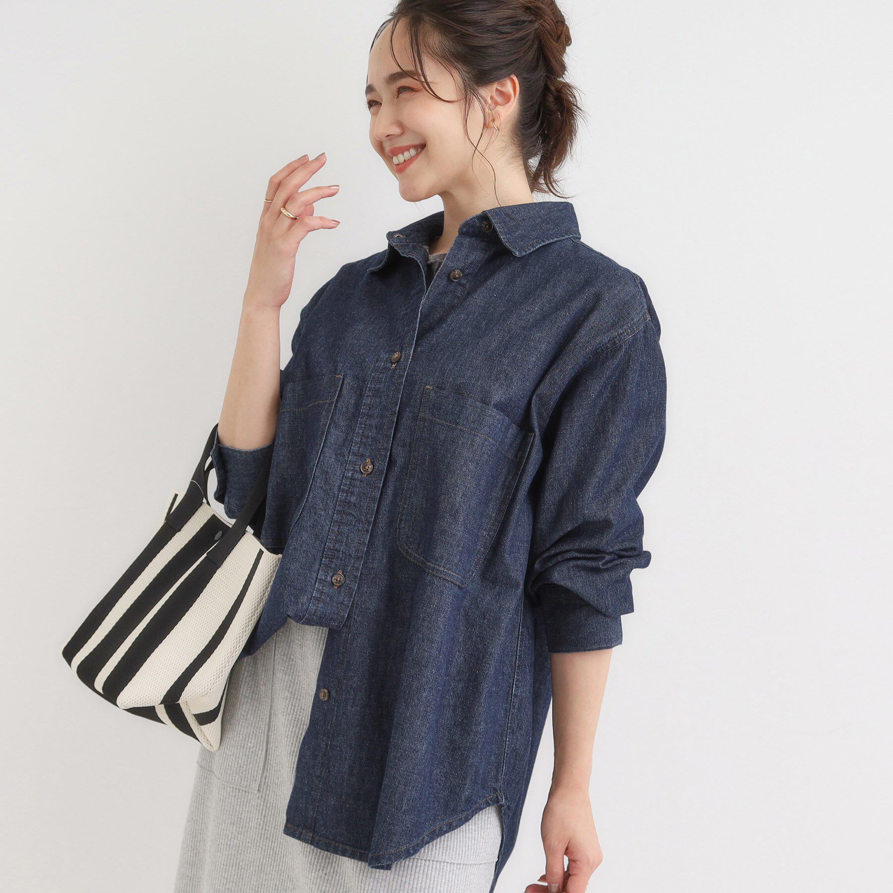 SHOO･LA･RUE「【S-LL】こなれ感をプラスする BIGポケットデニムシャツ」|シャツ・ブラウス|ネイビー(094)