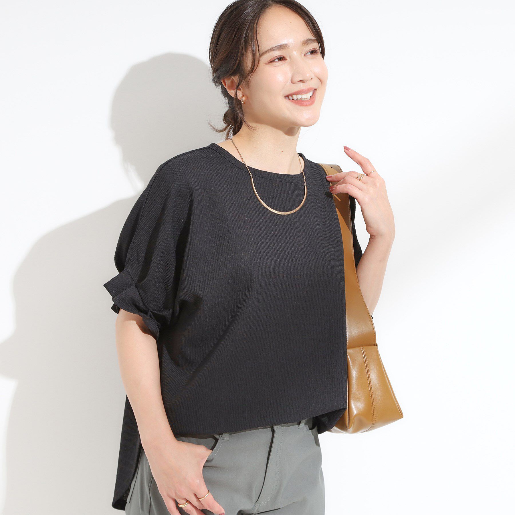 SHOO･LA･RUE「【S-LL/洗える】お袖のタックがアクセント インせず着られる さらさらドルマントップス」|Tシャツ・カットソー|ブラック(019)