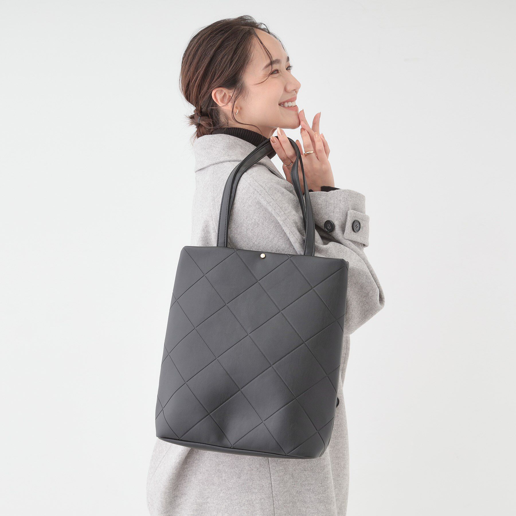 SHOO･LA･RUE「バイアスチェック型押しトートバッグ」|トートバッグ|ブラック(019)