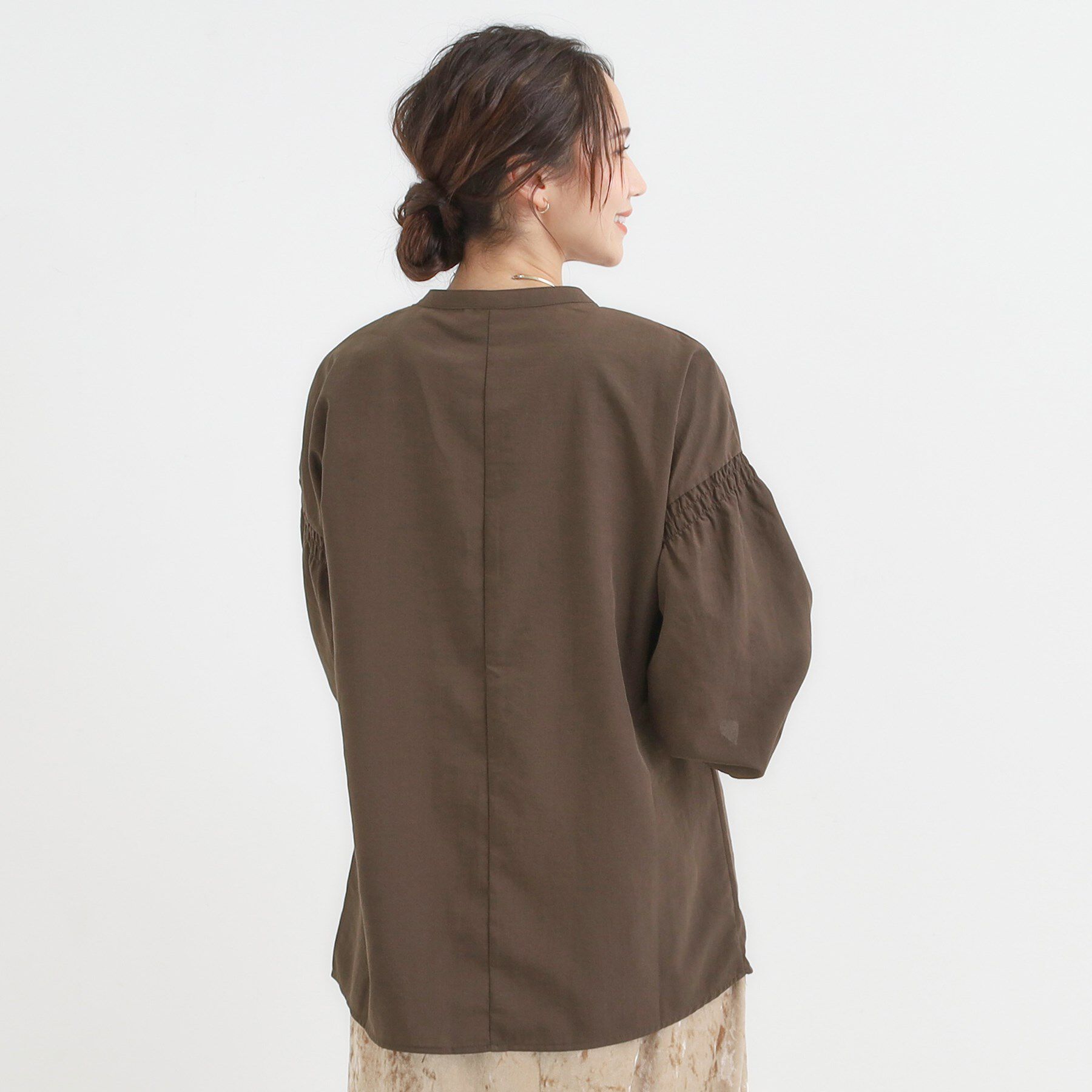 SHOO･LA･RUE「【洗濯後シワになりにくい/吸水速乾/UVカット】お袖シャーリングシャツ」|シャツ・ブラウス|