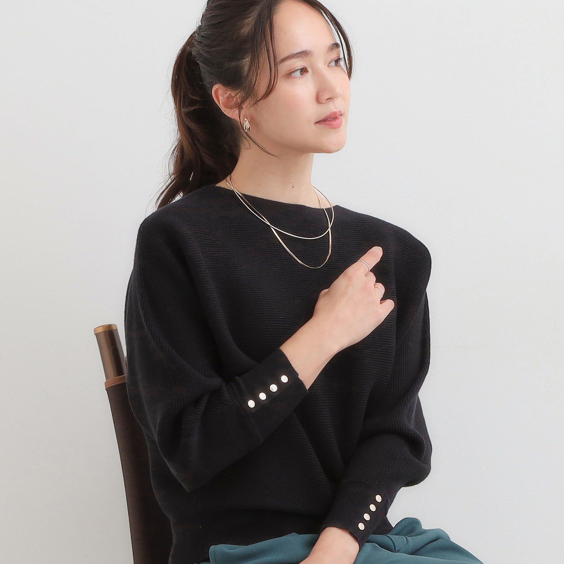SHOO･LA･RUE「【洗濯機可/体型カバー】お袖ボタン リブドルマンニット」|ニット・セーター|ブラック(019)