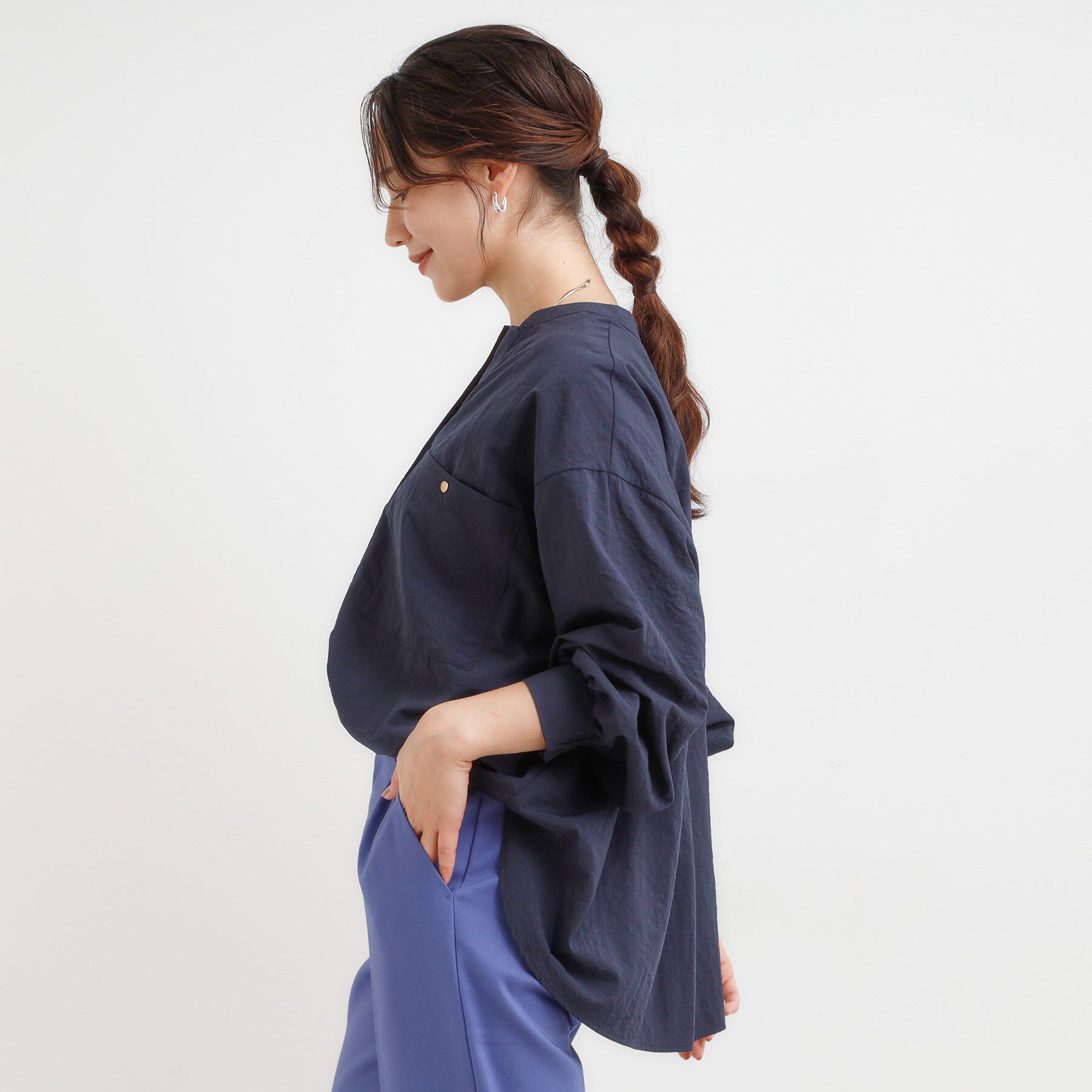 SHOO･LA･RUE「【洗える/S-LL】羽織りにもなる ビックポケットVネックシャツ」|シャツ・ブラウス|