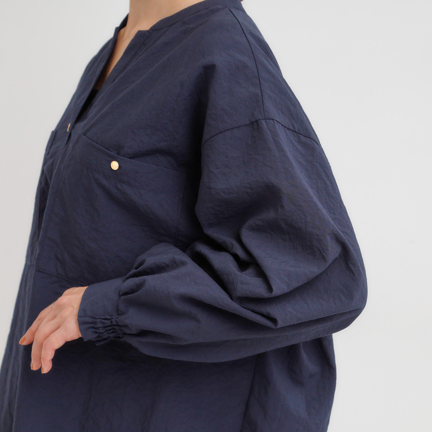 SHOO･LA･RUE「【洗える/S-LL】羽織りにもなる ビックポケットVネックシャツ」|シャツ・ブラウス|