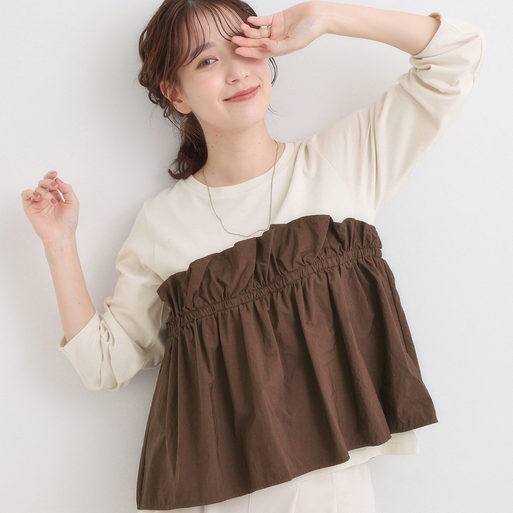 SHOO･LA･RUE「【洗濯機可/S-LL】1枚で華やか フリルドッキングトップス」|Tシャツ・カットソー|ブラウン(044)